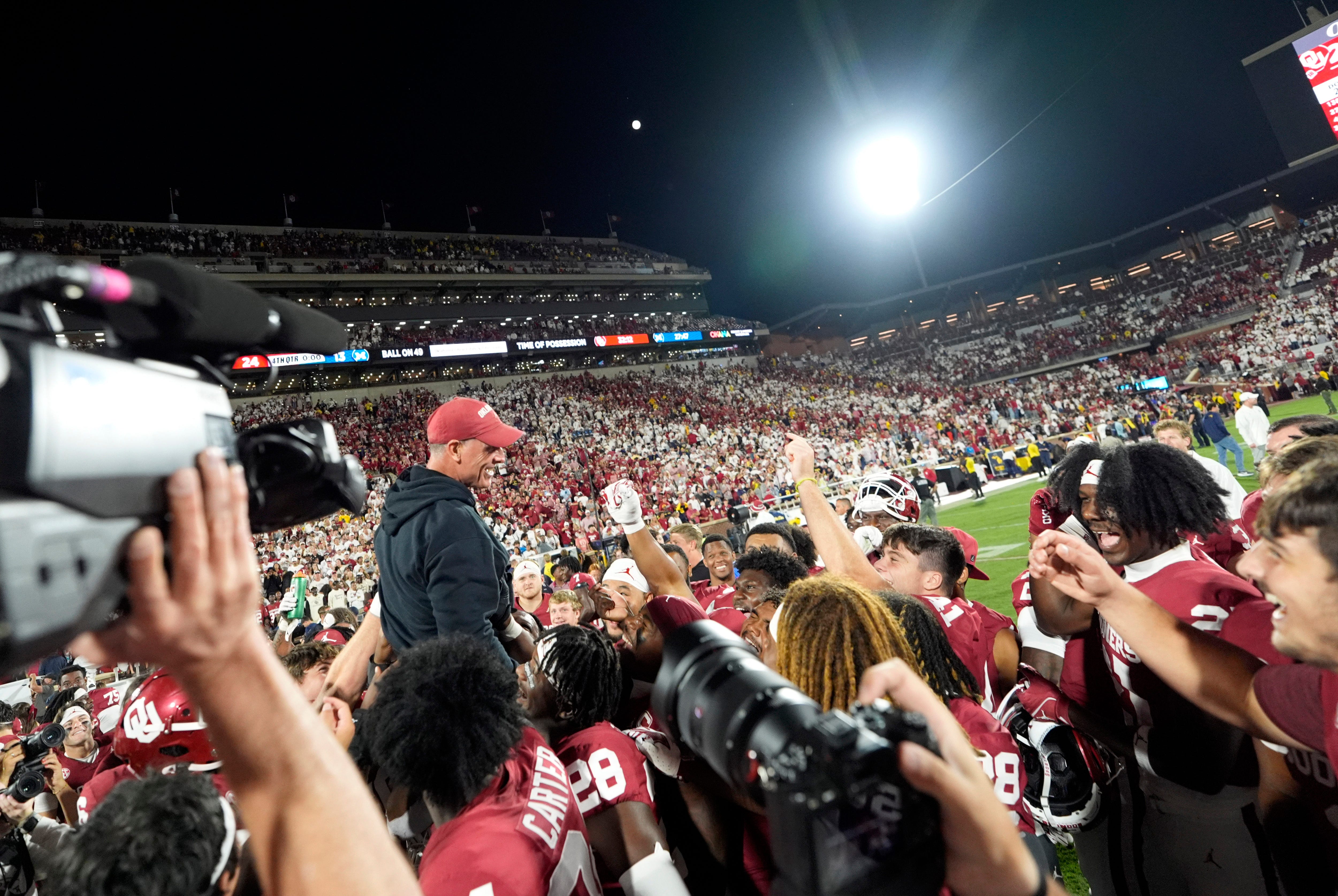 Oklahoma Sooners head coach Bent Venablees