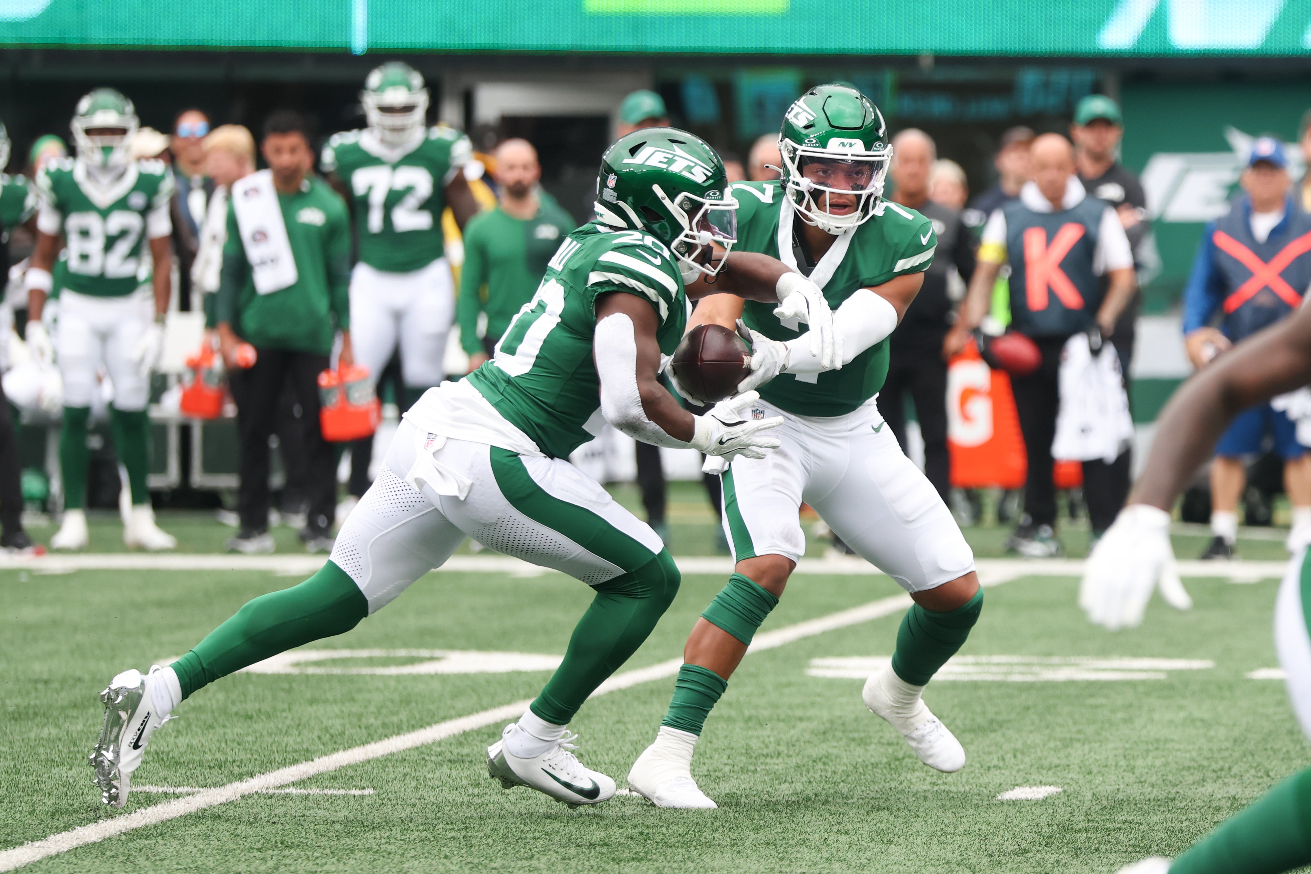 New York Jets quarterback Justin Fields (7) hands the ball to running back Breece Hall (20) during the first quarter against the Pittsburgh Steelers