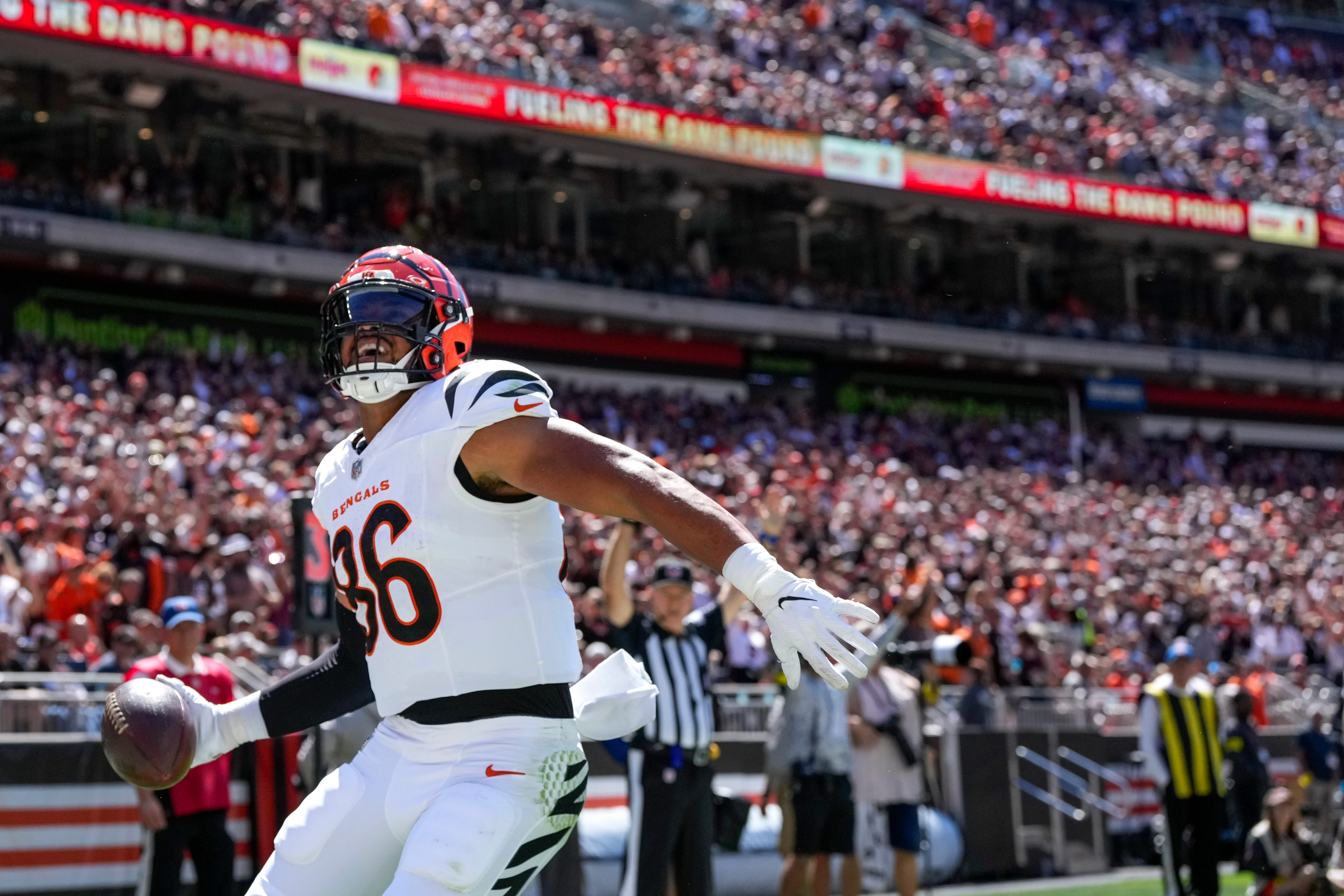 Cincinnati Bengals tight end Noah Fant (86) celebrates a touchdown in the second quarter of the NFL Week 1 game between the Cleveland Browns and the Cincinnati Bengals at Huntington Bank Field in Cleveland on Sunday, Sept. 7, 2025.