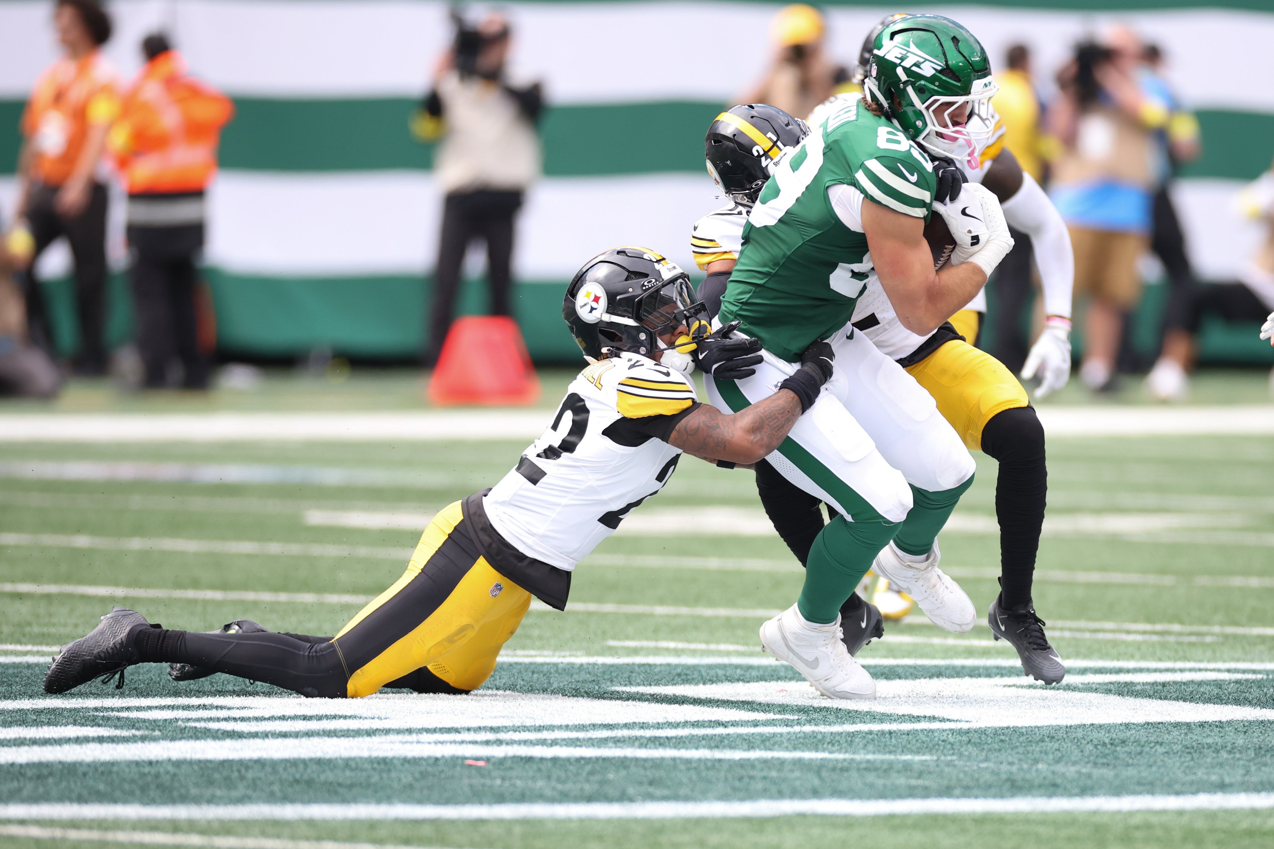 Sep 7, 2025; East Rutherford, New Jersey, USA; Pittsburgh Steelers safety Juan Thornhill (22) tackles New York Jets tight end Jeremy Ruckert (89) during the second half at MetLife Stadium.