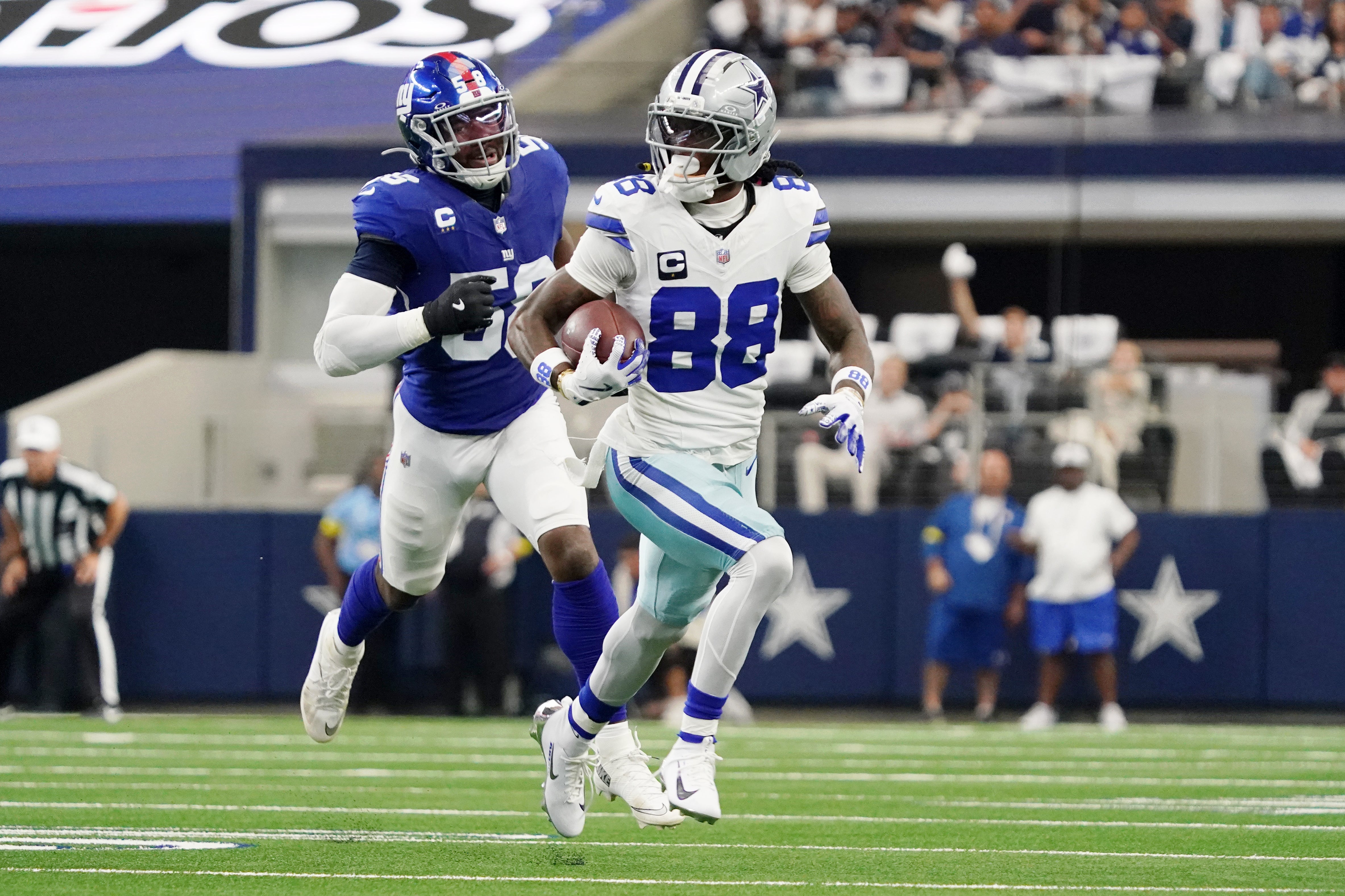 Dallas Cowboys wide receiver CeeDee Lamb (88) runs with the ball against the New York Giants during the second quarter at AT&T Stadium.