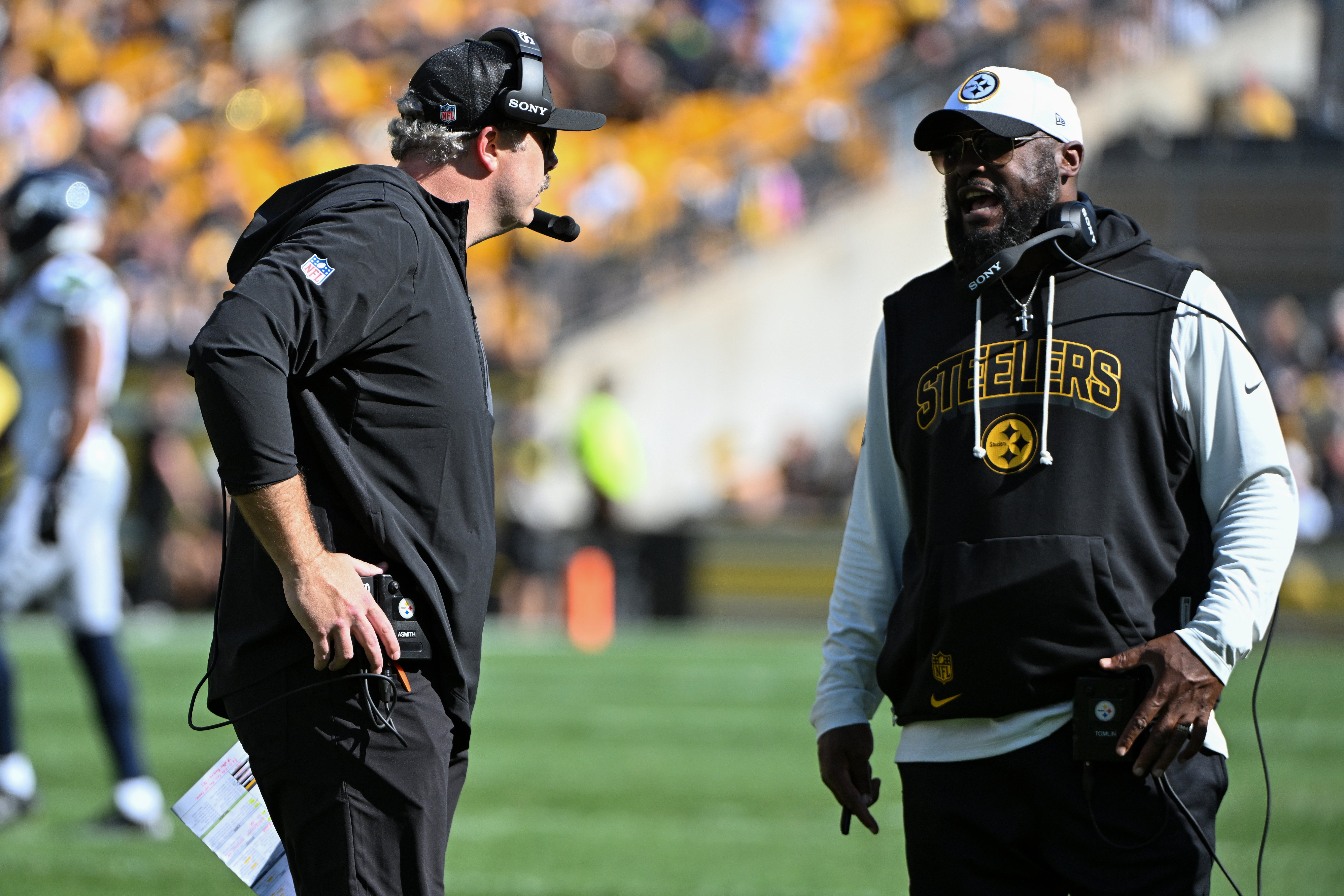 Sep 14, 2025; Pittsburgh, Pennsylvania, USA; Pittsburgh Steelers offensive coordinator Arthur Smith talks with head coach Mike Tomlin during the second half against the Seattle Seahawks at Acrisure Stadium.