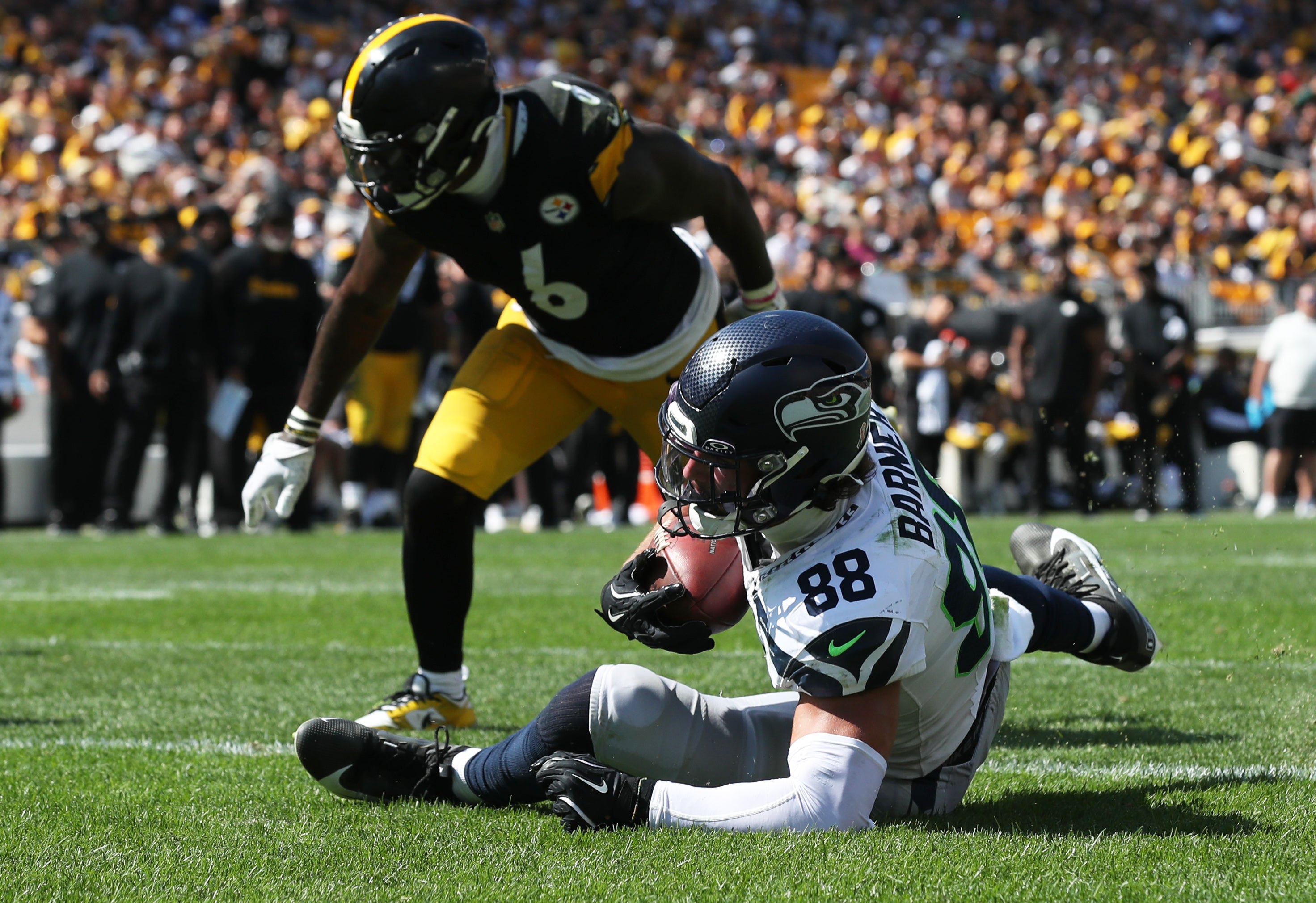 Sep 14, 2025; Pittsburgh, Pennsylvania, USA; Seattle Seahawks tight end AJ Barner (88) catches a touchdown pass against Pittsburgh Steelers linebacker Patrick Queen (6) during the third quarter at Acrisure Stadium.