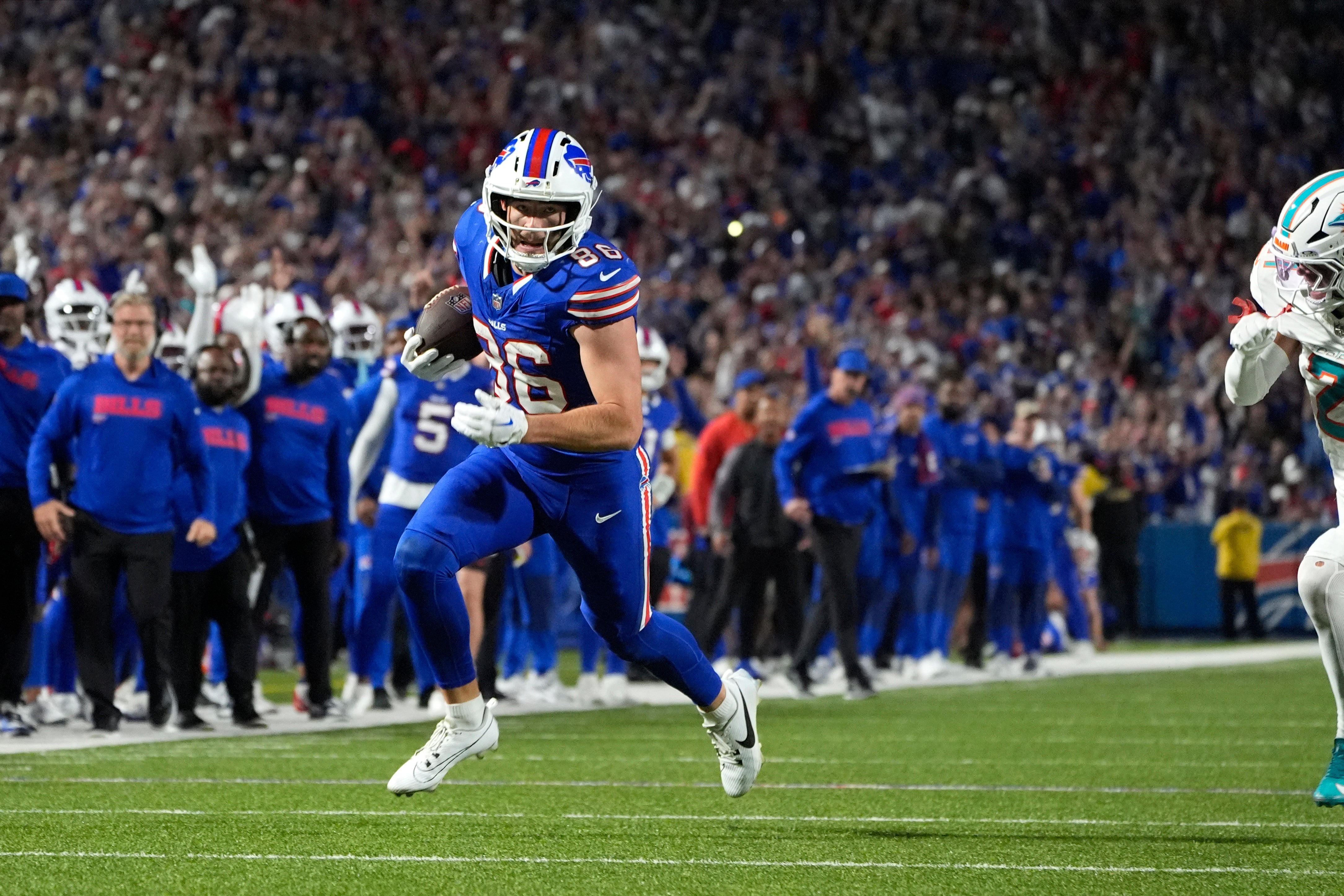 Sep 18, 2025; Orchard Park, New York, USA; Buffalo Bills tight end Dalton Kincaid (86) runs against the Miami Dolphins in the third quarter at Highmark Stadium.