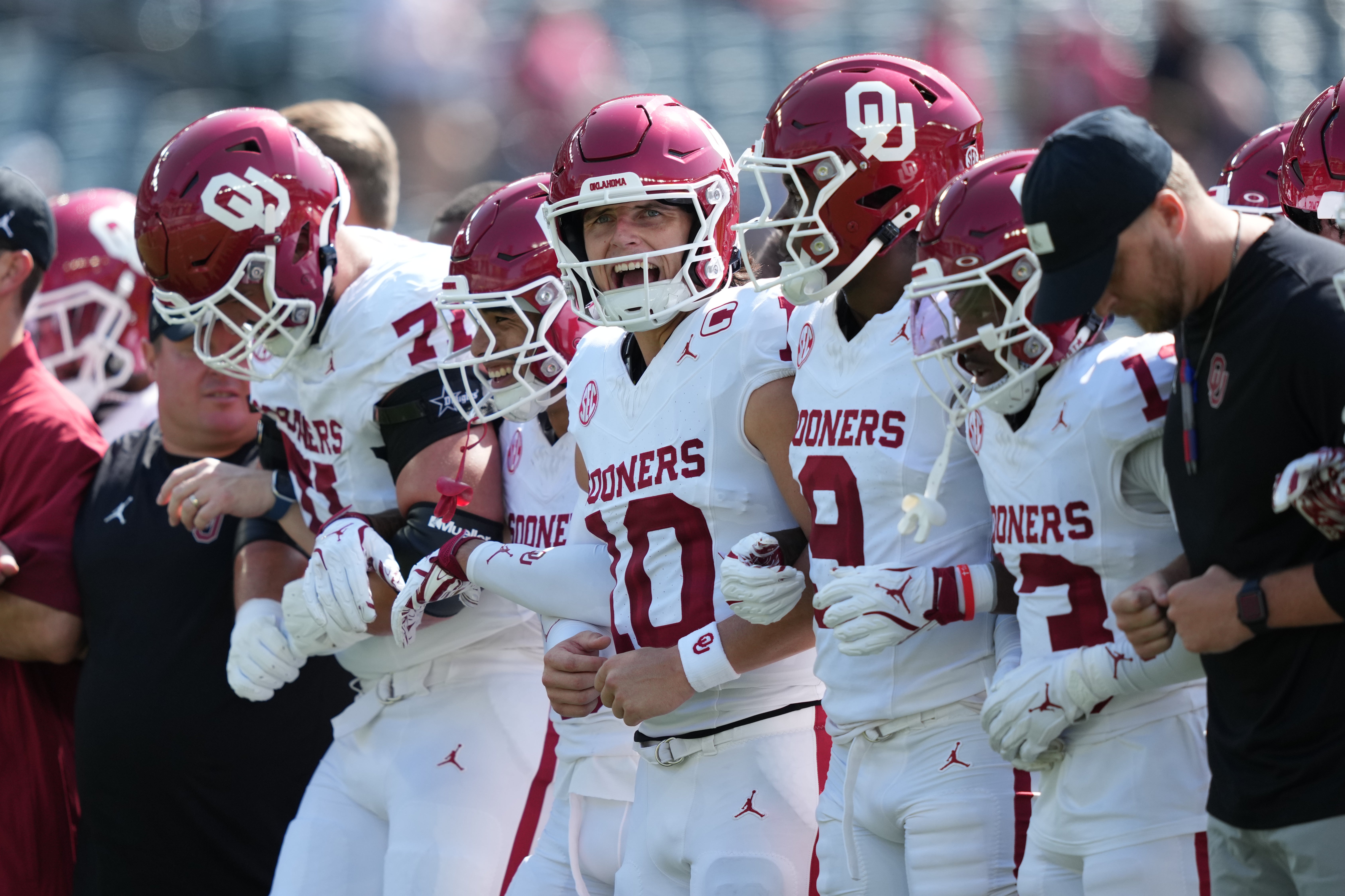 Sep 13, 2025; Philadelphia, Pennsylvania, USA; Oklahoma Sooners quarterback John Mateer (10) warms up with teammates before the game against the Temple Owls at Lincoln Financial Field.