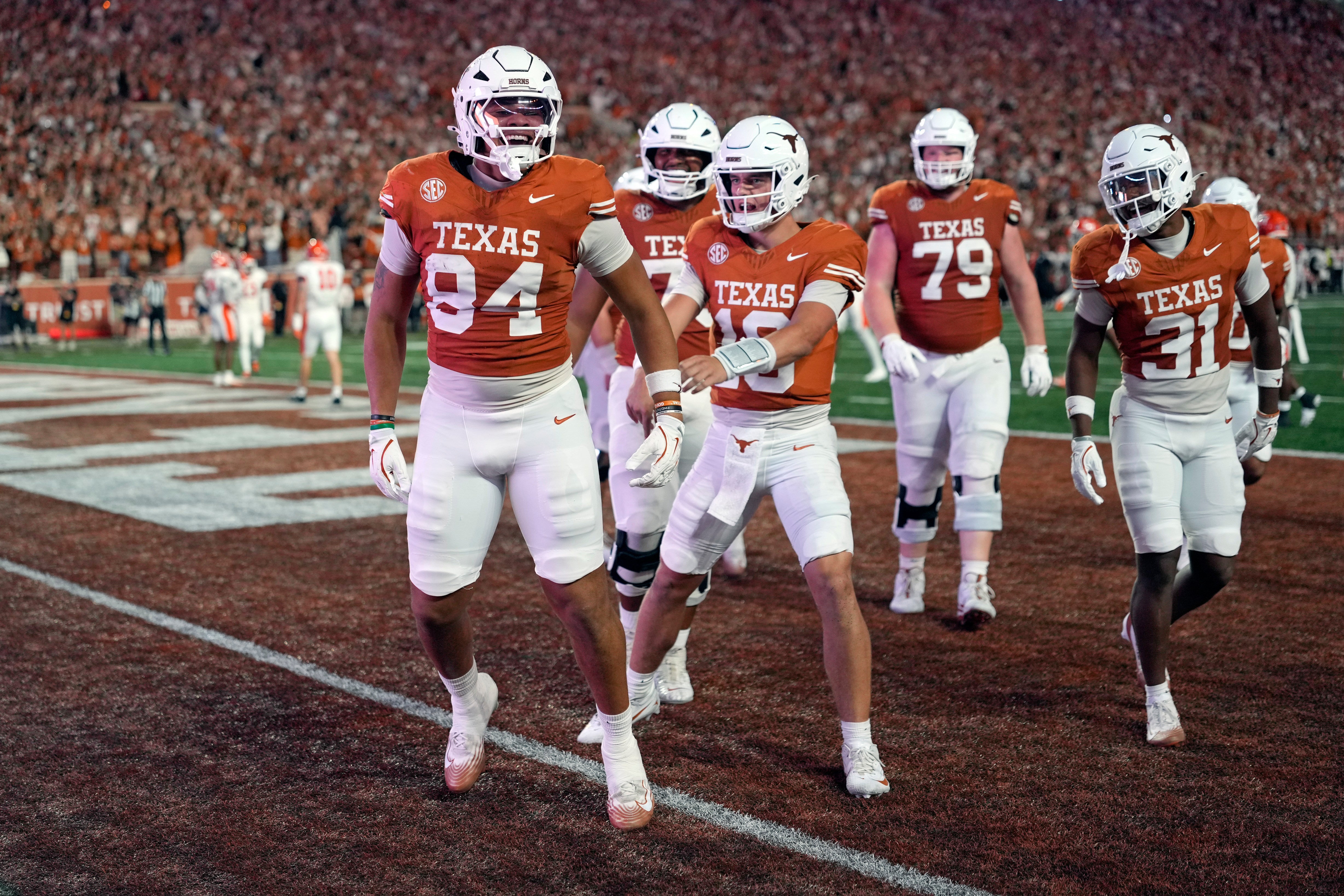 Sep 20, 2025; Austin, Texas, USA; Texas Longhorns tight end Jordan Washington (84) and teammates react after Washington scored a touchdown during the first half against the Sam Houston Bearkats at Darrell K Royal-Texas Memorial Stadium.
