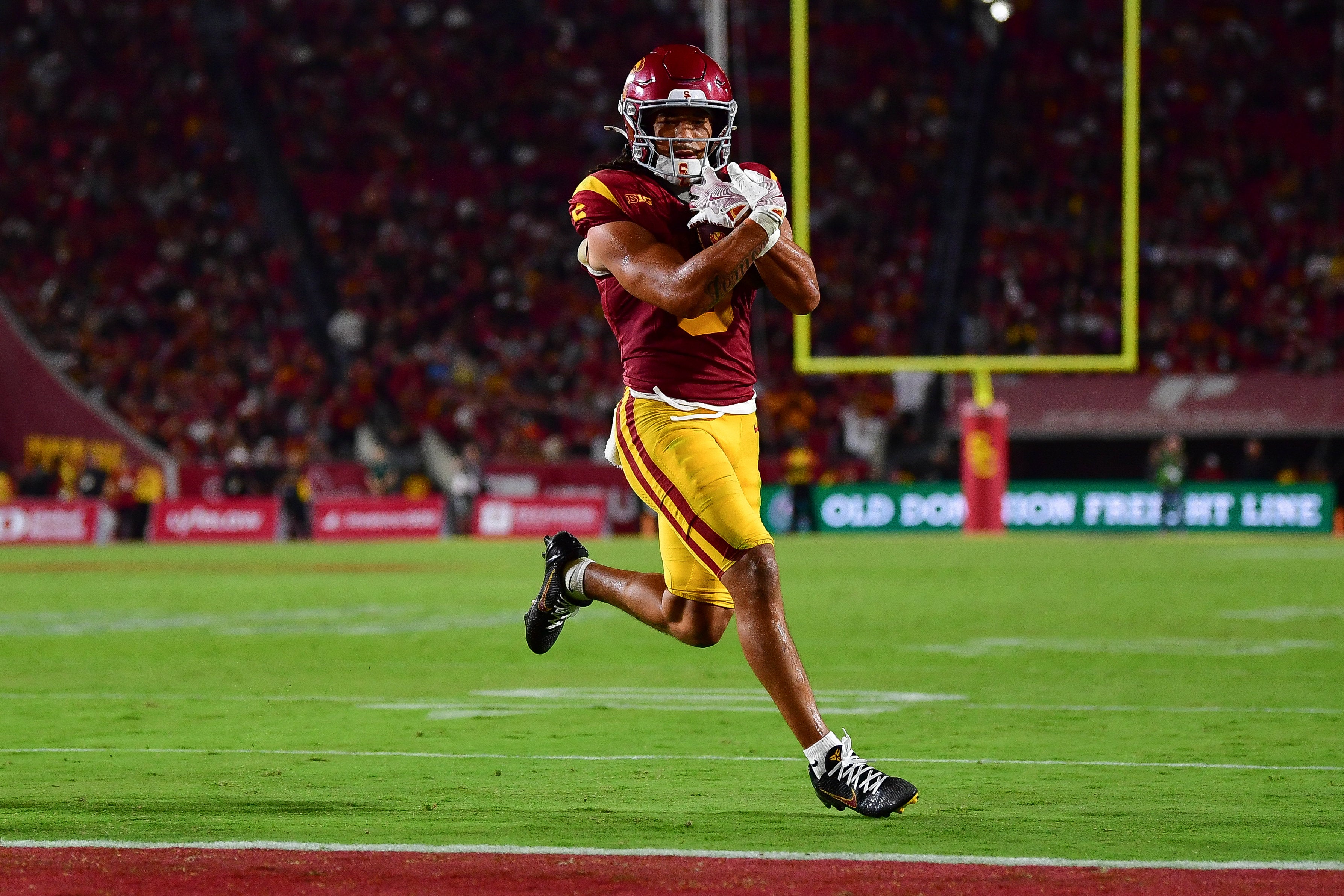 Sep 20, 2025; Los Angeles, California, USA; Southern California Trojans wide receiver Makai Lemon (6) runs for a touchdown against the Michigan State Spartans during the second half at the Los Angeles Memorial Coliseum. Mandatory Credit: Gary A. Vasquez-Imagn Images