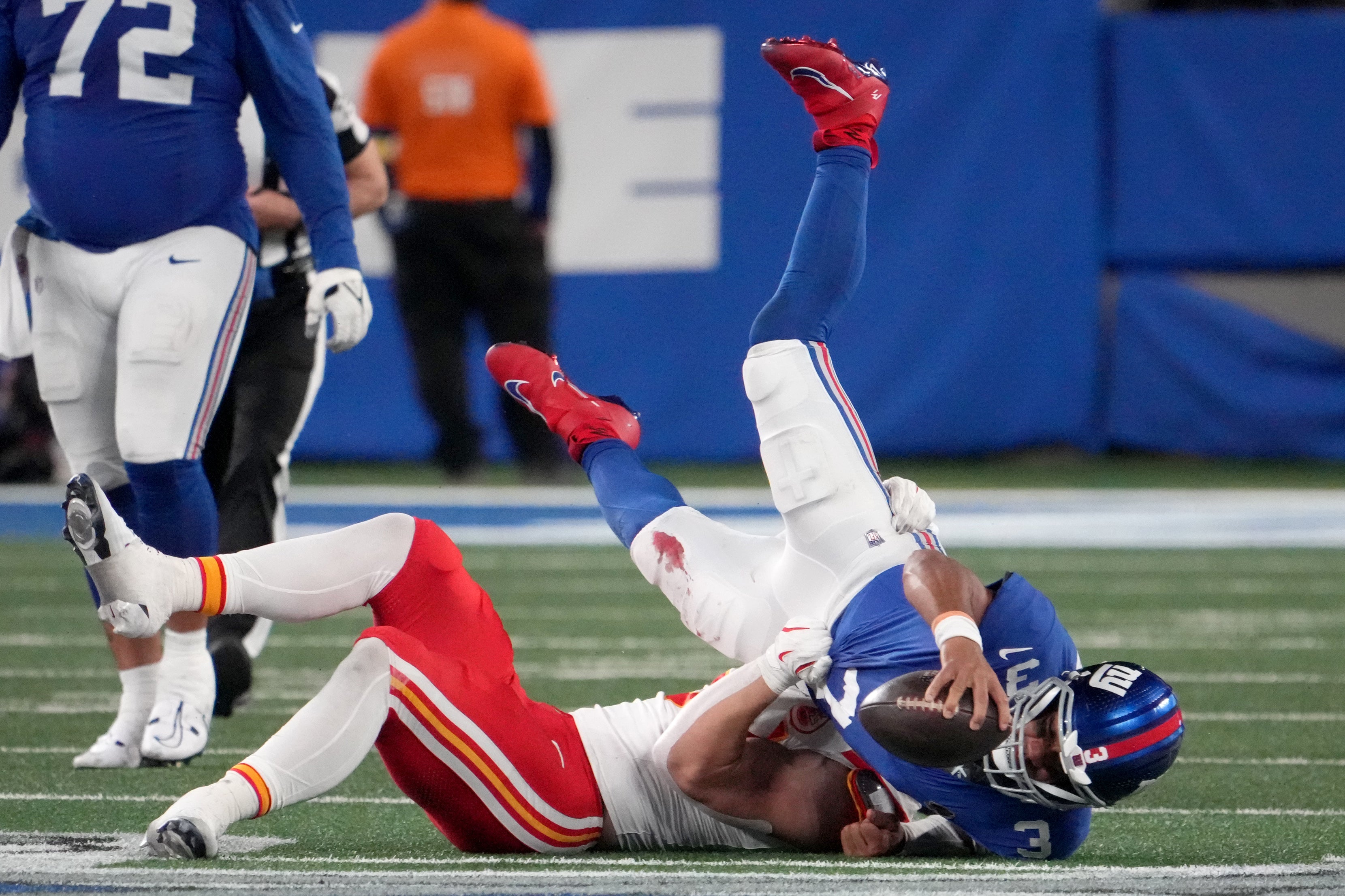 Sep 21, 2025; East Rutherford, New Jersey, USA; Kansas City Chiefs linebacker Leo Chenal (54) defends against New York Giants quarterback Russell Wilson (3) in the fourth quarter at MetLife Stadium.