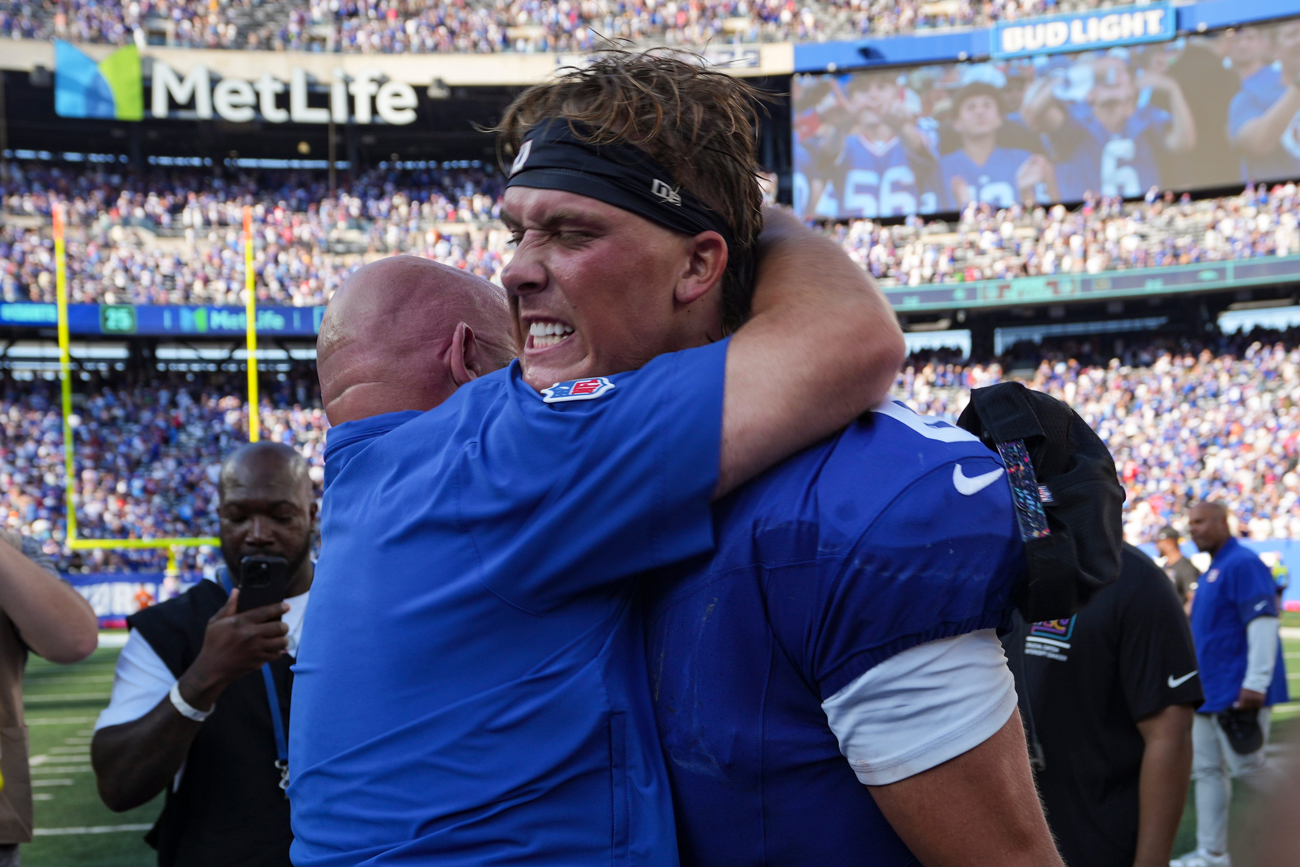 New York Giants quarterback Jaxson Dart (6) hugs New York Giants head coach Brian Daboll after defeating the Los Angeles Chargers at MetLife Stadium, Sep 28, 2025, East Rutherford, NJ, USA.
