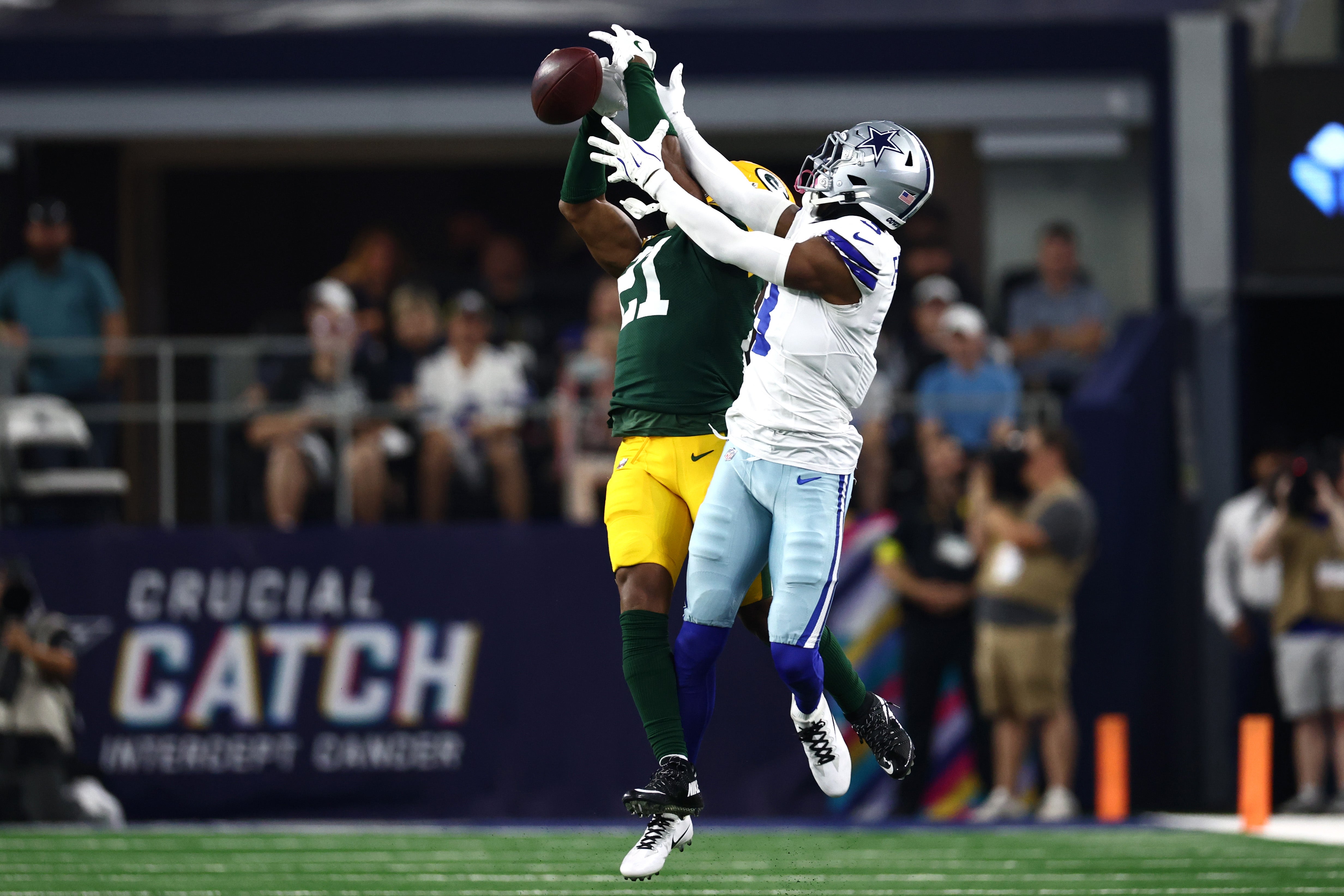 Sep 28, 2025; Arlington, Texas, USA; Green Bay Packers cornerback Nate Hobbs (21) defends against Dallas Cowboys wide receiver George Pickens (3) in the second quarter at AT&T Stadium.