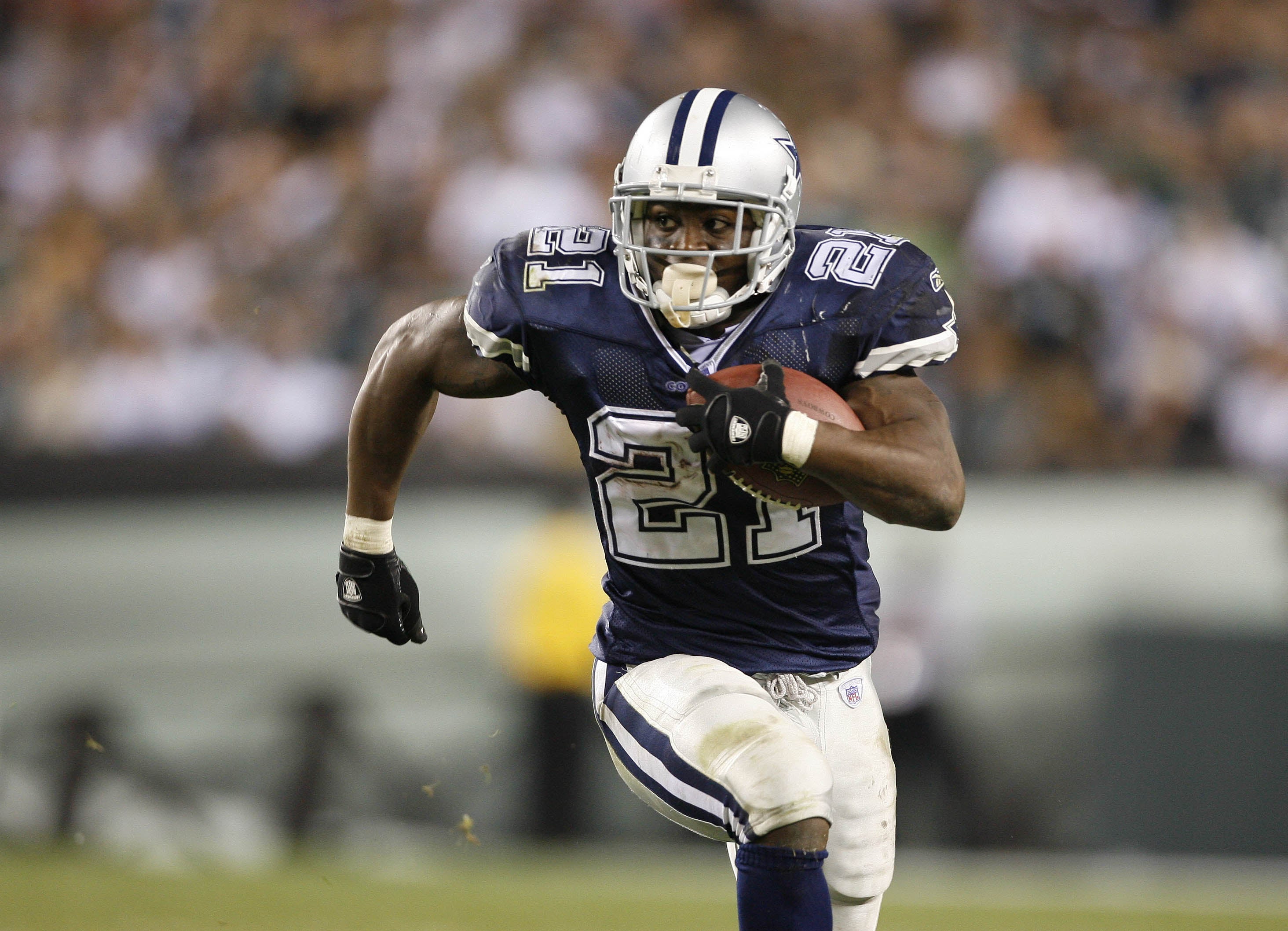 Oct 8, 2006; Philadelphia, PA, USA; Dallas Cowboys running back (21) Julius Jones runs against the Philadelphia Eagles at Lincoln Financial Field. The Eagles beat the Cowboys 38-24. Mandatory Credit: Matthew Emmons-USA TODAY Sports © copyright Matthew Emmons