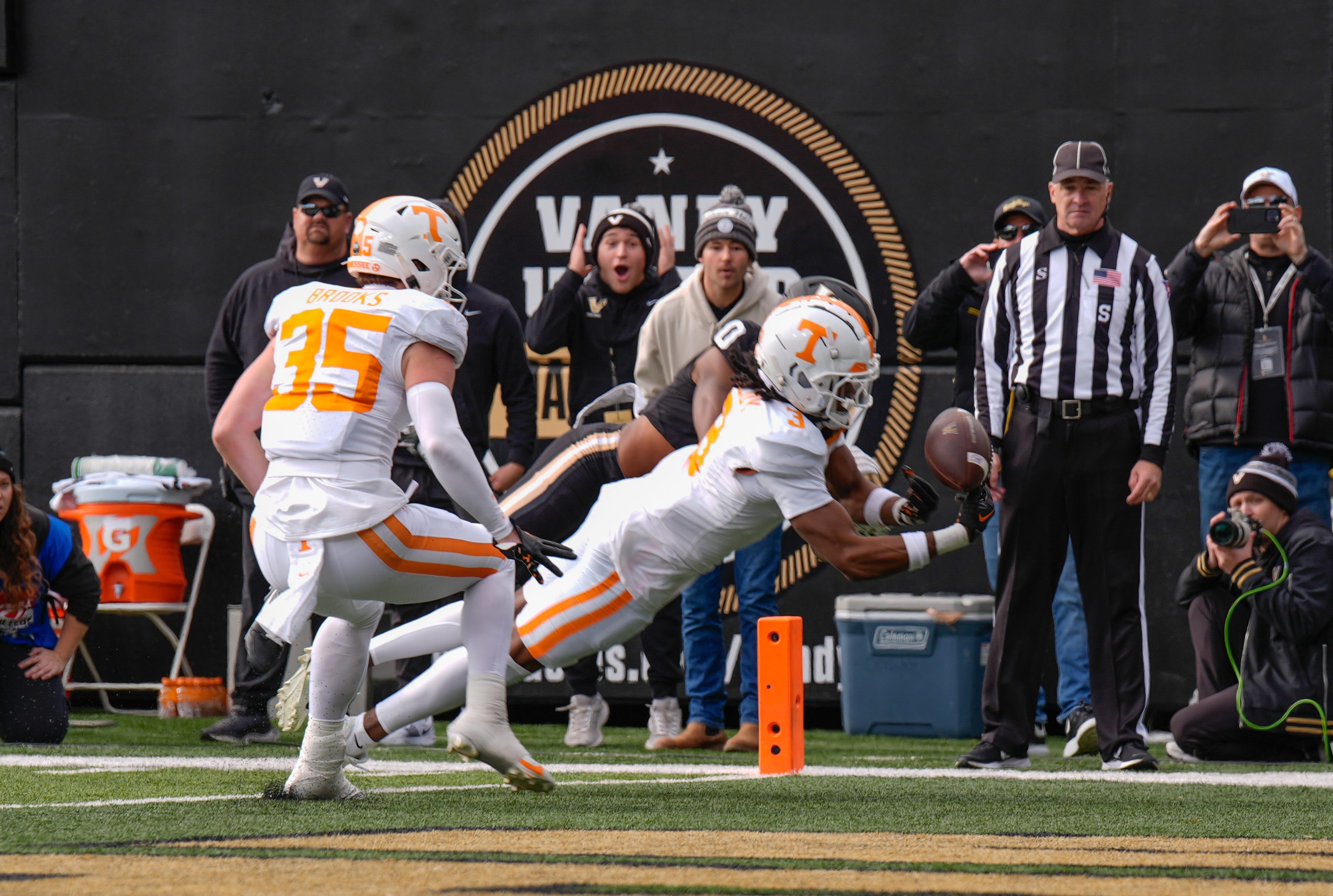 Tennessee defensive back Jermod McCoy (3) catches the fumble and gains control during the second quarter at FirstBank Stadium in Nashville, Tenn., Saturday, Nov. 30, 2024.