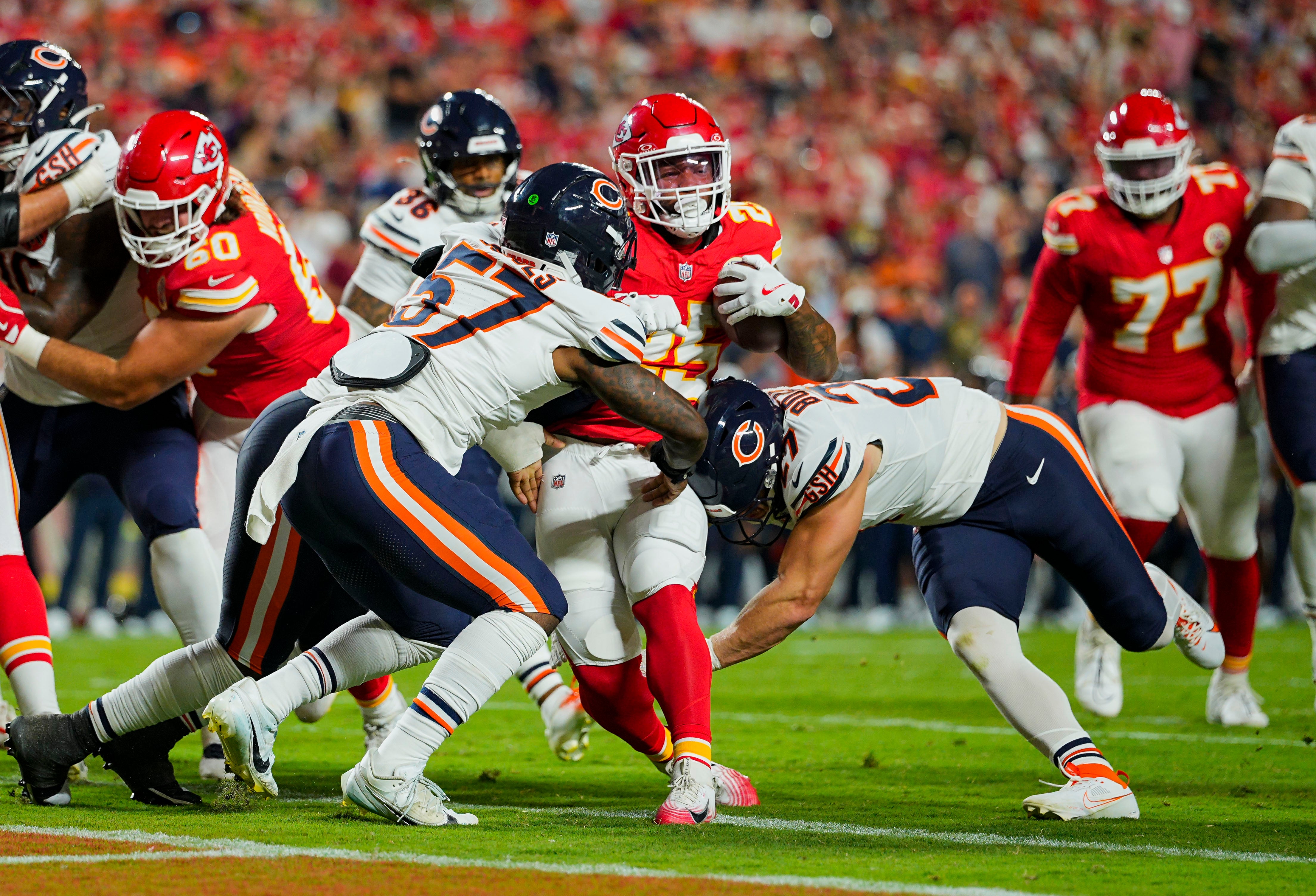 Kansas City Chiefs running back Elijah Mitchell (25) runs for a touchdown against the Chicago Bears