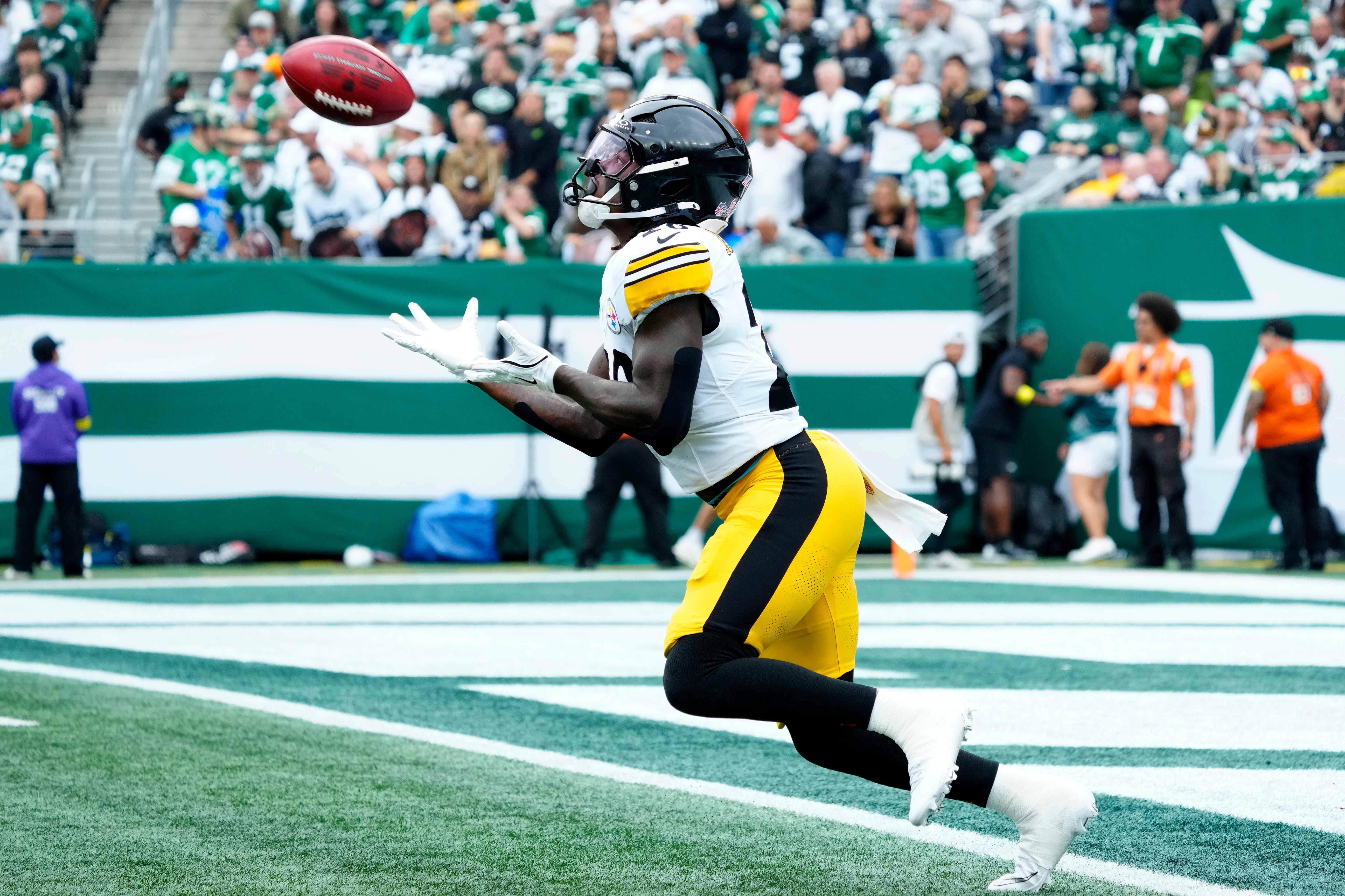 Pittsburgh Steelers running back Kaleb Johnson (20) gets ready to catch the Jets punt and run the ball, Sunday, September 7, 2025, in East Rutherford.