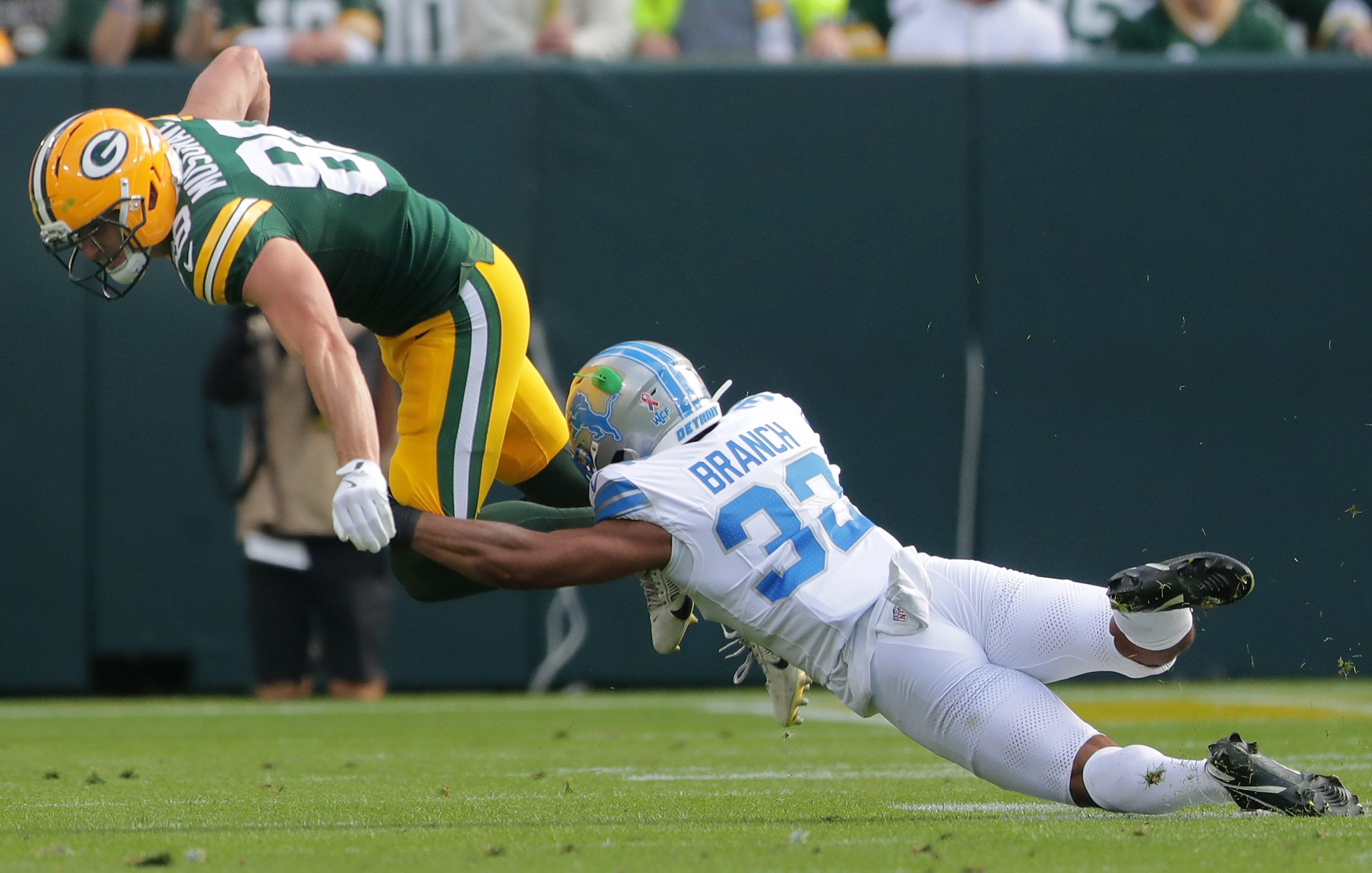 Green Bay Packers tight end Luke Musgrave (88) against Detroit Lions safety Brian Branch (32) on Sunday, September 7, 2025, at Lambeau Field in Green Bay, Wis.