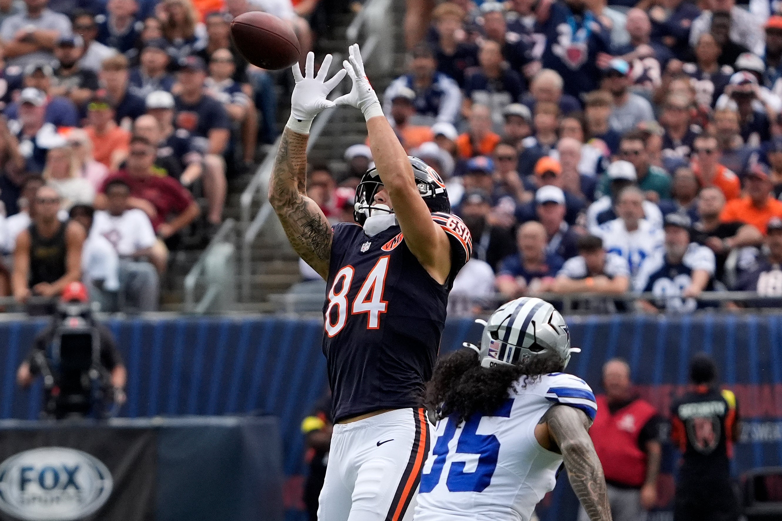 Sep 21, 2025; Chicago, Illinois, USA; Chicago Bears tight end Colston Loveland (84) makes a catch against Dallas Cowboys linebacker Marist Liufau (35) during the first half at Soldier Field.