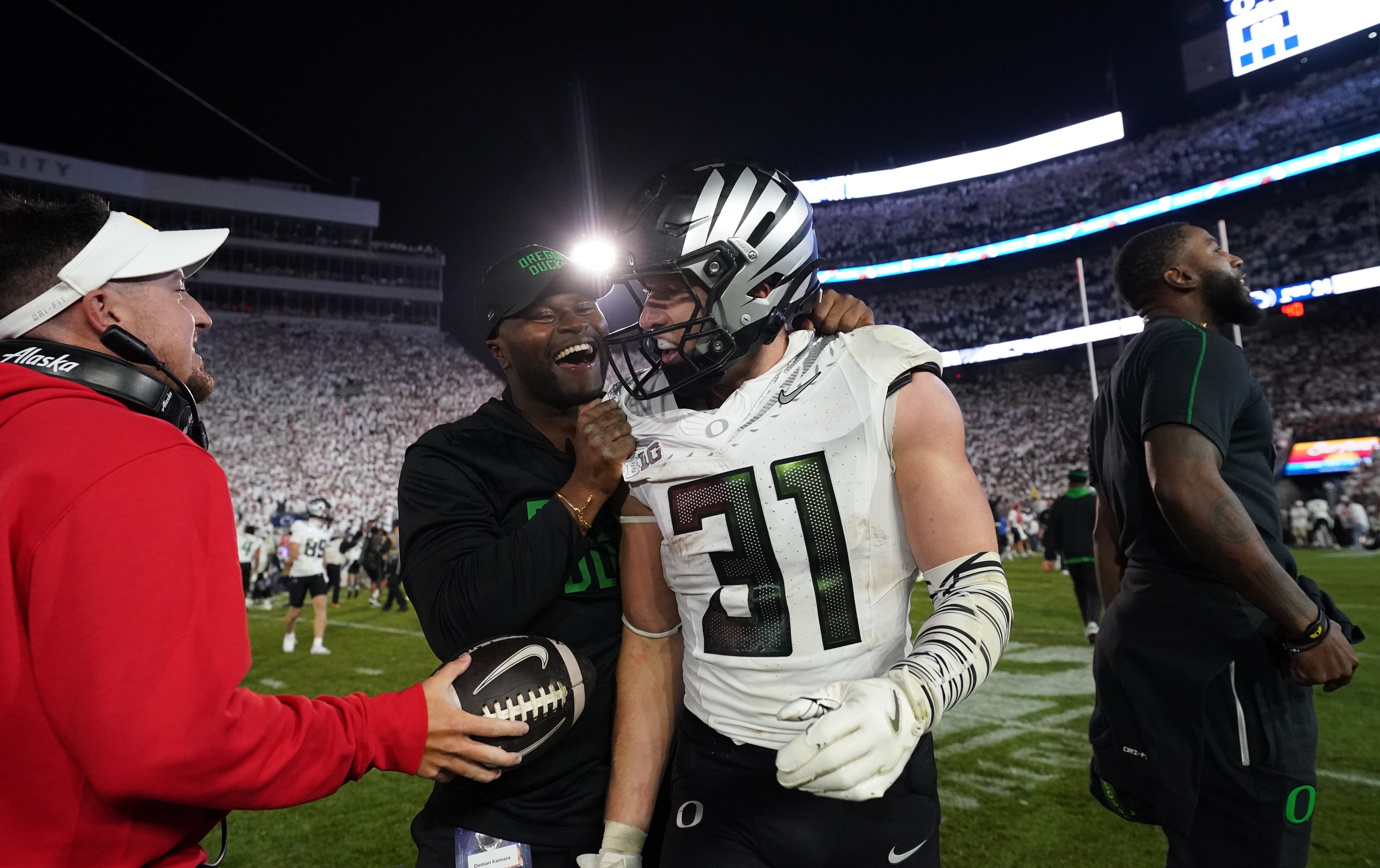 Sep 27, 2025; University Park, Pennsylvania, USA; Oregon Ducks defensive back Dillon Thieneman (31) reacts after defeating the Penn State Nittany Lions at Beaver Stadium. Mandatory Credit: James Lang-Imagn Images