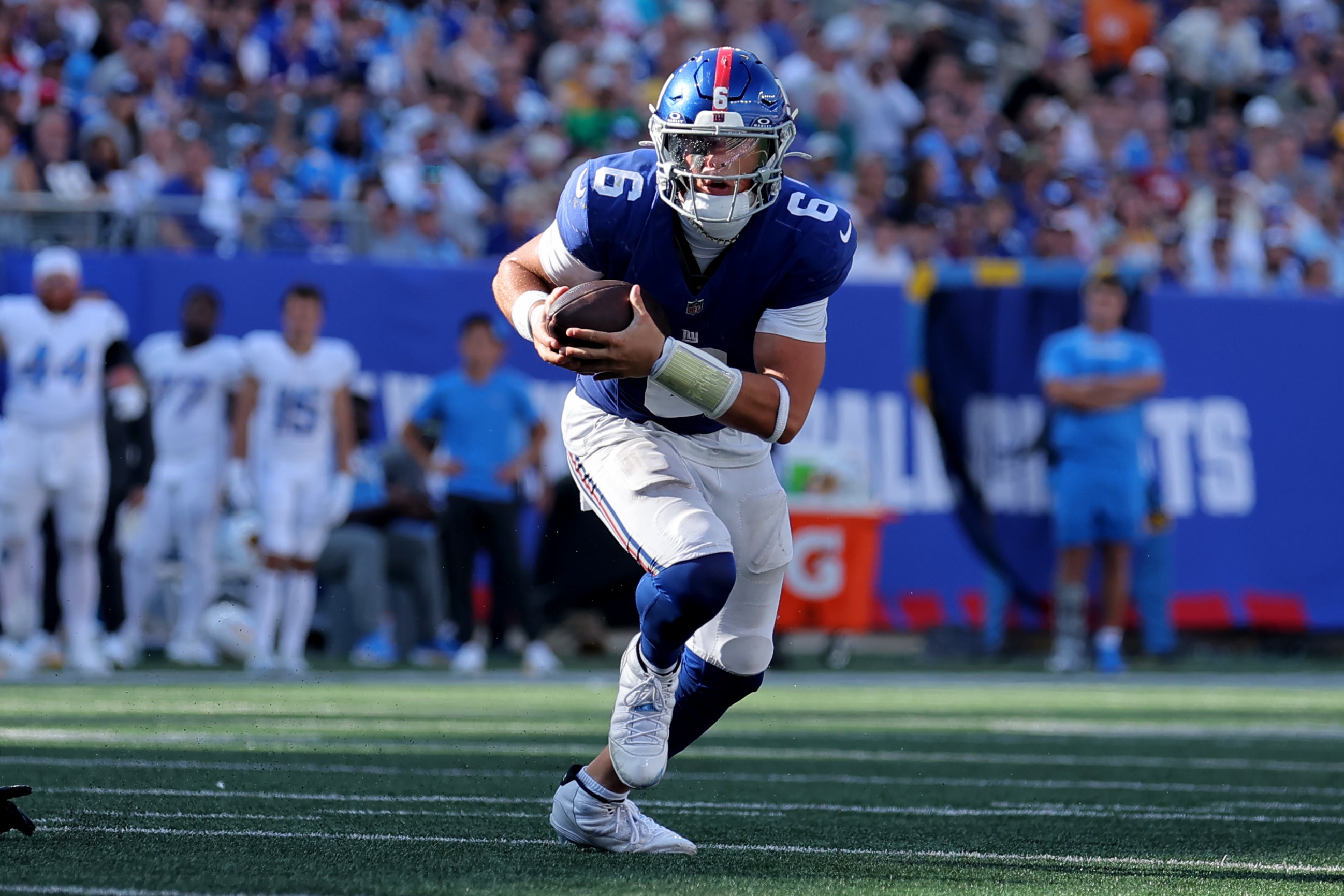 Sep 28, 2025; East Rutherford, New Jersey, USA; New York Giants quarterback Jaxson Dart (6) runs with the ball against the Los Angeles Chargers during the fourth quarter at MetLife Stadium.