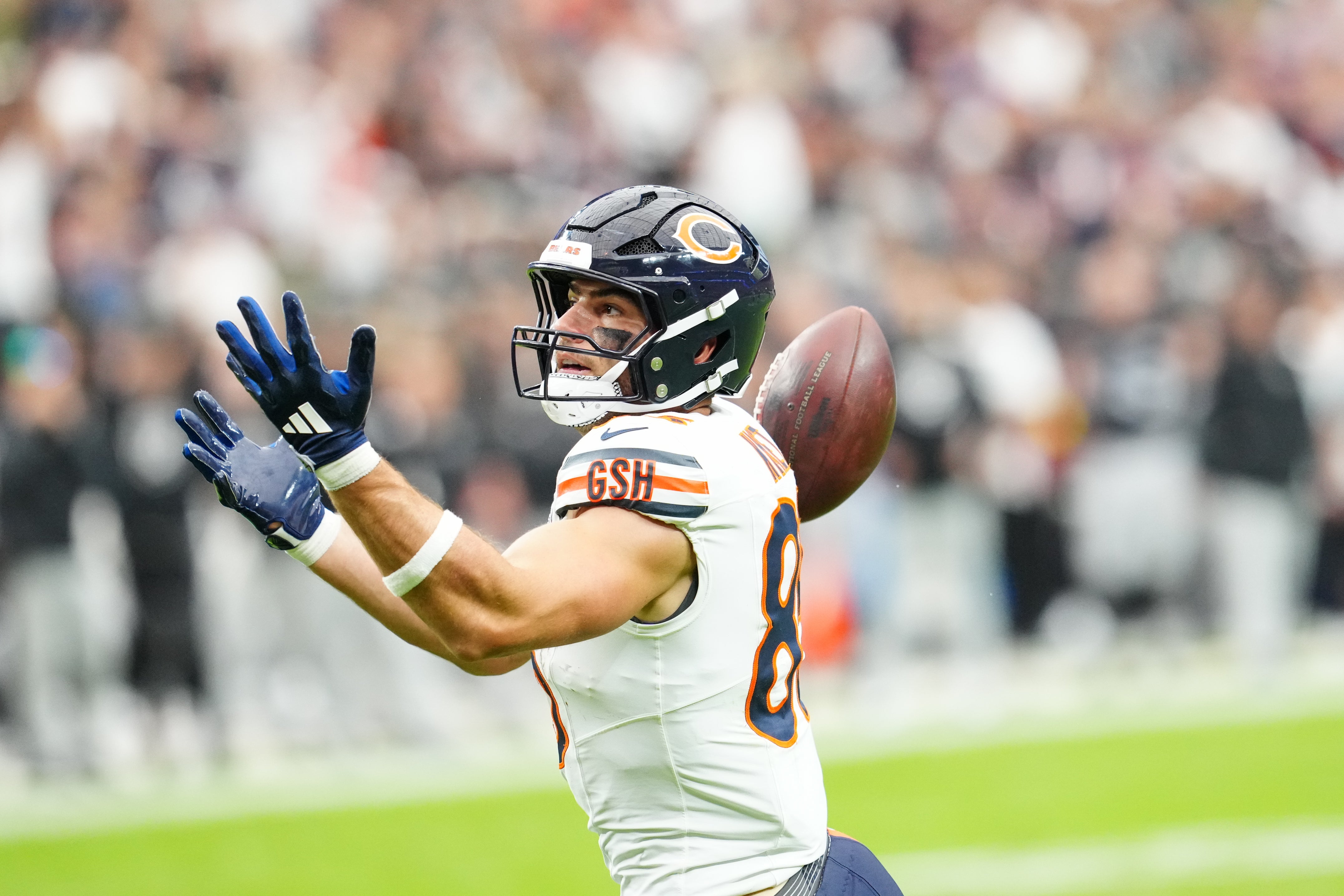 Sep 28, 2025; Paradise, Nevada, USA; Chicago Bears tight end Cole Kmet (85) misses a throw during the first quarter against the Las Vegas Raiders at Allegiant Stadium.