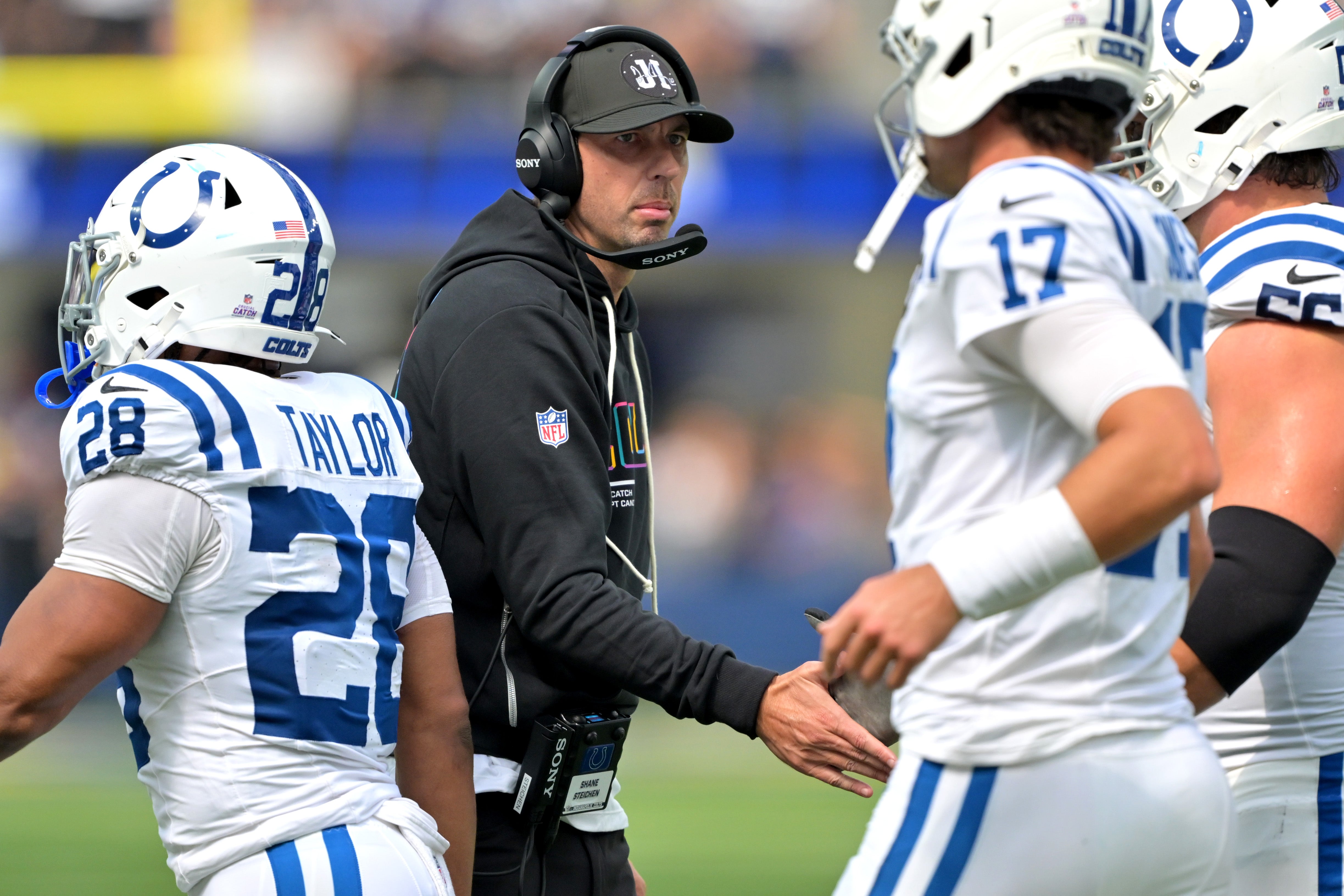 Colts head coach Shane Steichen greets RB Jonathan Taylor and QB Daniel Jones