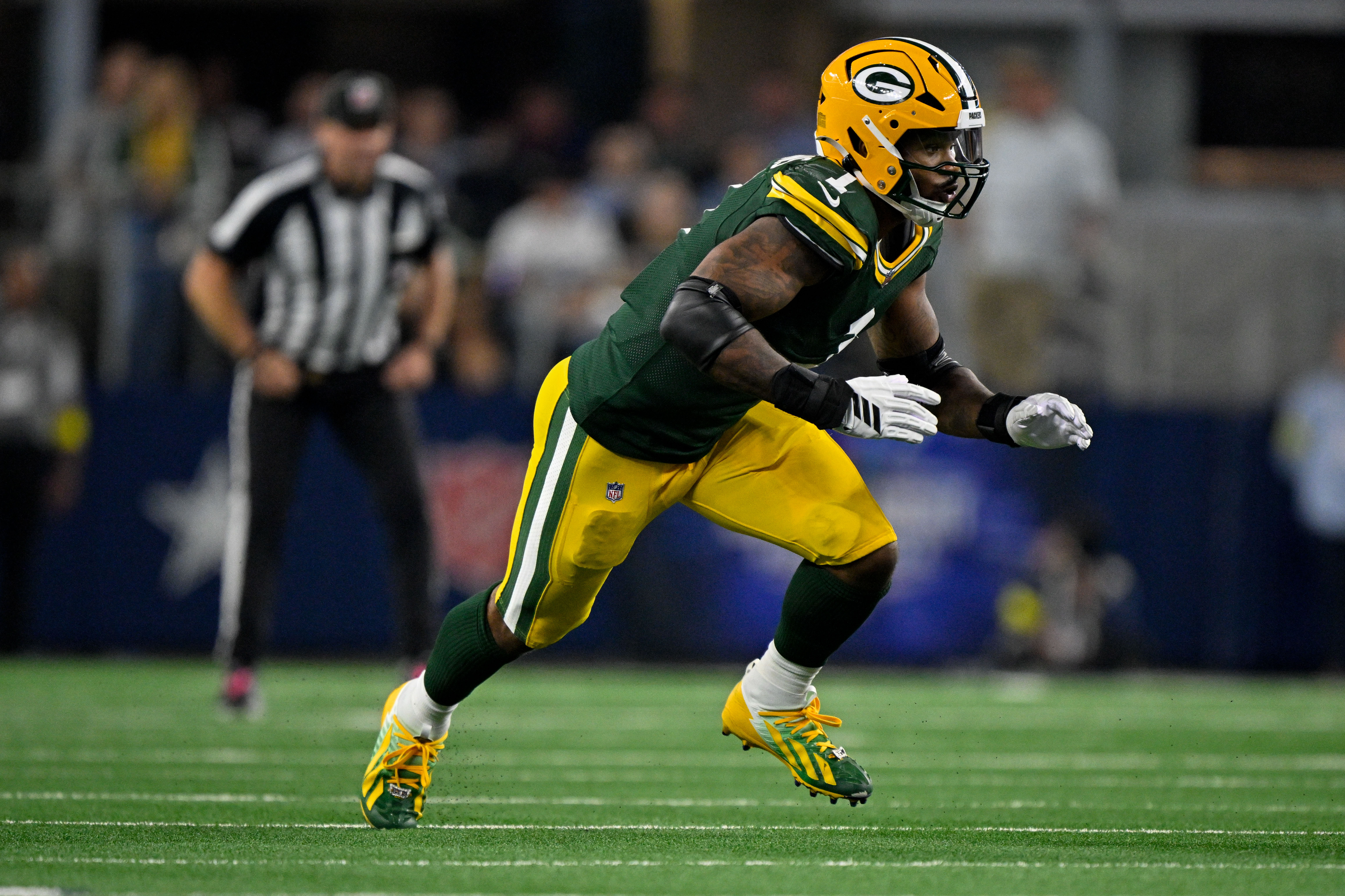 Sep 28, 2025; Arlington, Texas, USA; Green Bay Packers defensive end Micah Parsons (1) rushes the line during the game between the Dallas Cowboys and the Green Bay Packers at AT&T Stadium.