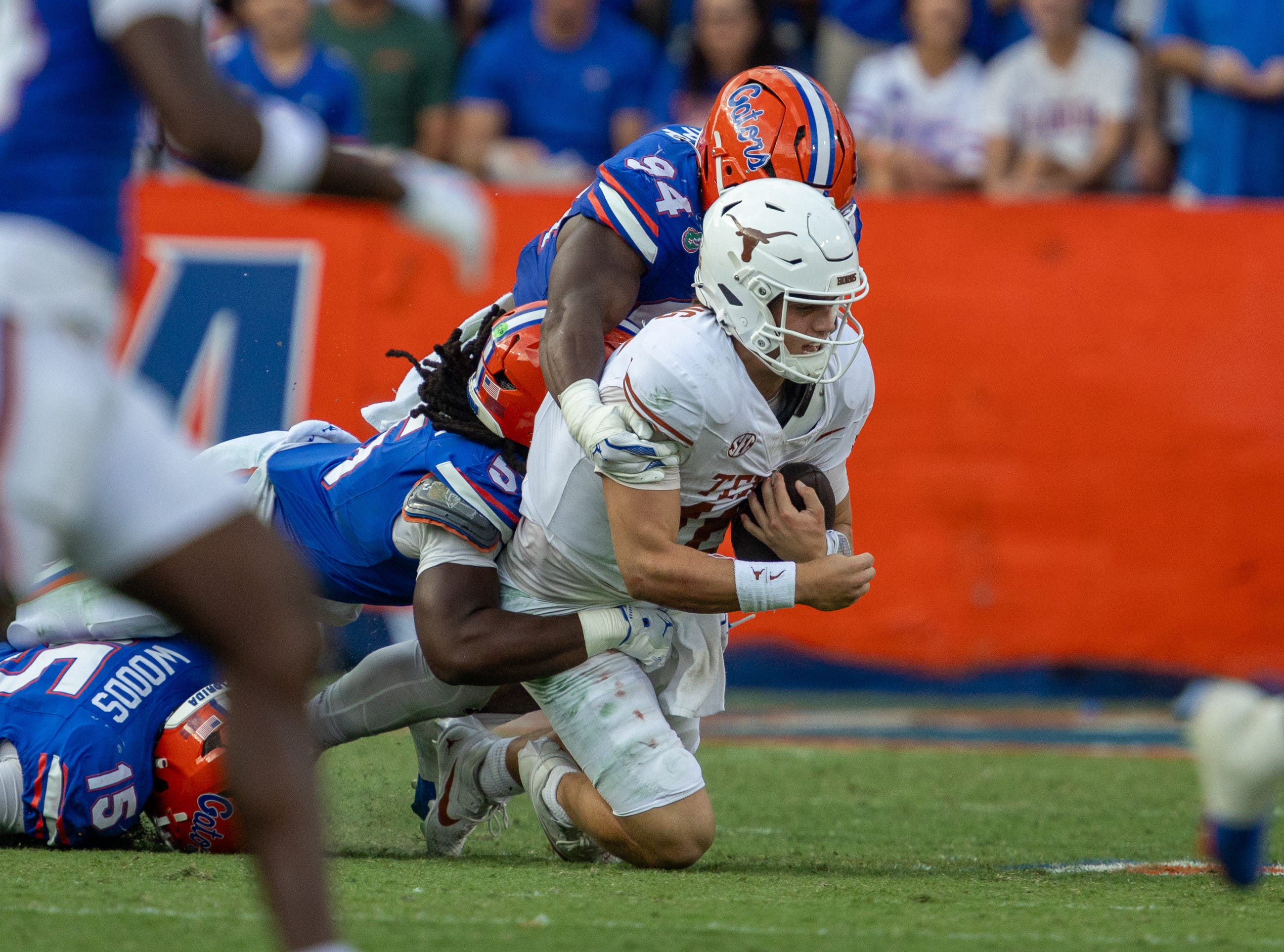 Florida Jamari Lyons takes down Texas quarterback Arch Manning (16) during the second half an NCAA football game in Gainesville, FL on Saturday, October 4, 2025.