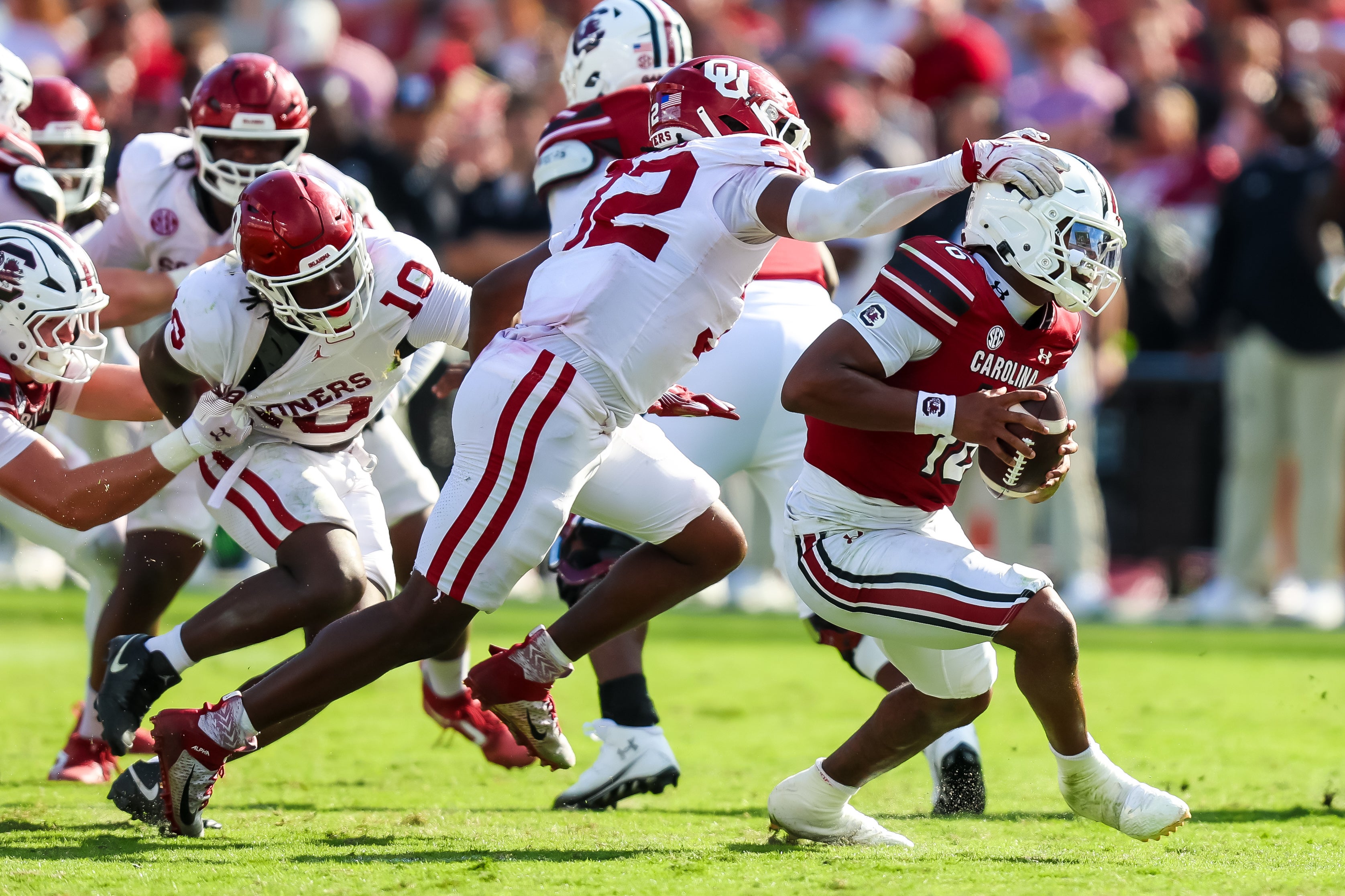 Oct 18, 2025; Columbia, South Carolina, USA; South Carolina Gamecocks quarterback Lanorris Sellers (16) attempts to elude the rush of Oklahoma Sooners defensive lineman R Mason Thomas (32) in the second half at Williams-Brice Stadium. Mandatory Credit: Jeff Blake-Imagn Images