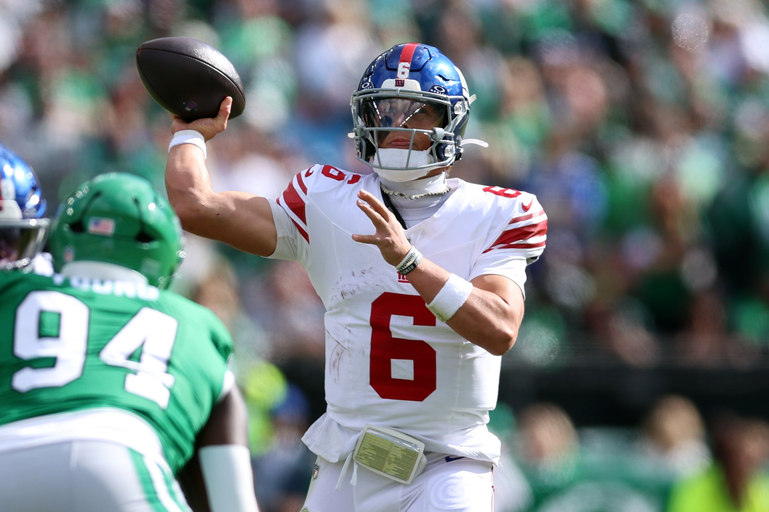 Oct 26, 2025; Philadelphia, Pennsylvania, USA; New York Giants quarterback Jaxson Dart (6) throws a pass for a touchdown against the Philadelphia Eagles in the first quarter at Lincoln Financial Field.