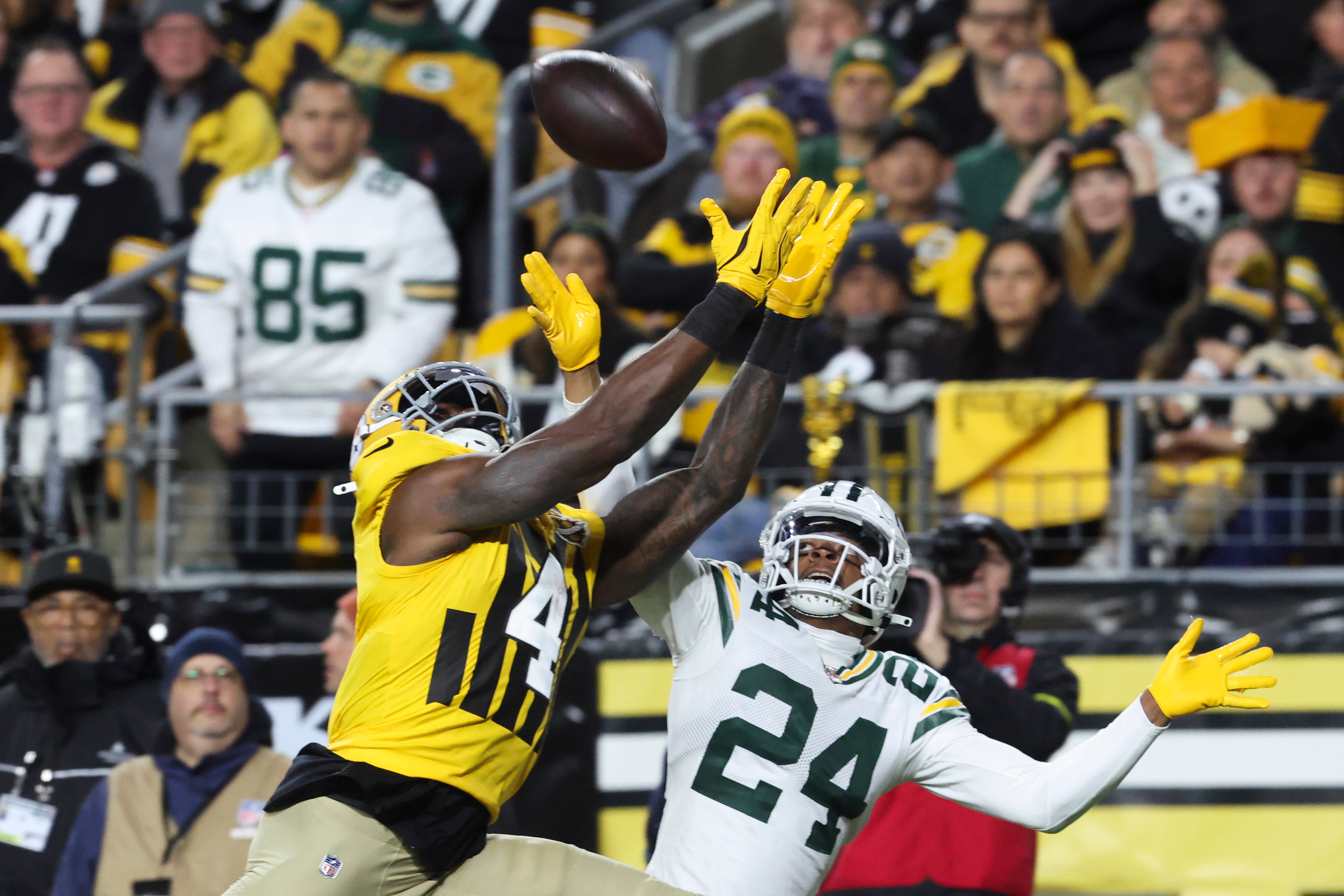 Oct 26, 2025; Pittsburgh, Pennsylvania, USA; Green Bay Packers cornerback Carrington Valentine (24) breaks up a pass intended for Pittsburgh Steelers wide receiver DK Metcalf (4) during the second quarter at Acrisure Stadium.