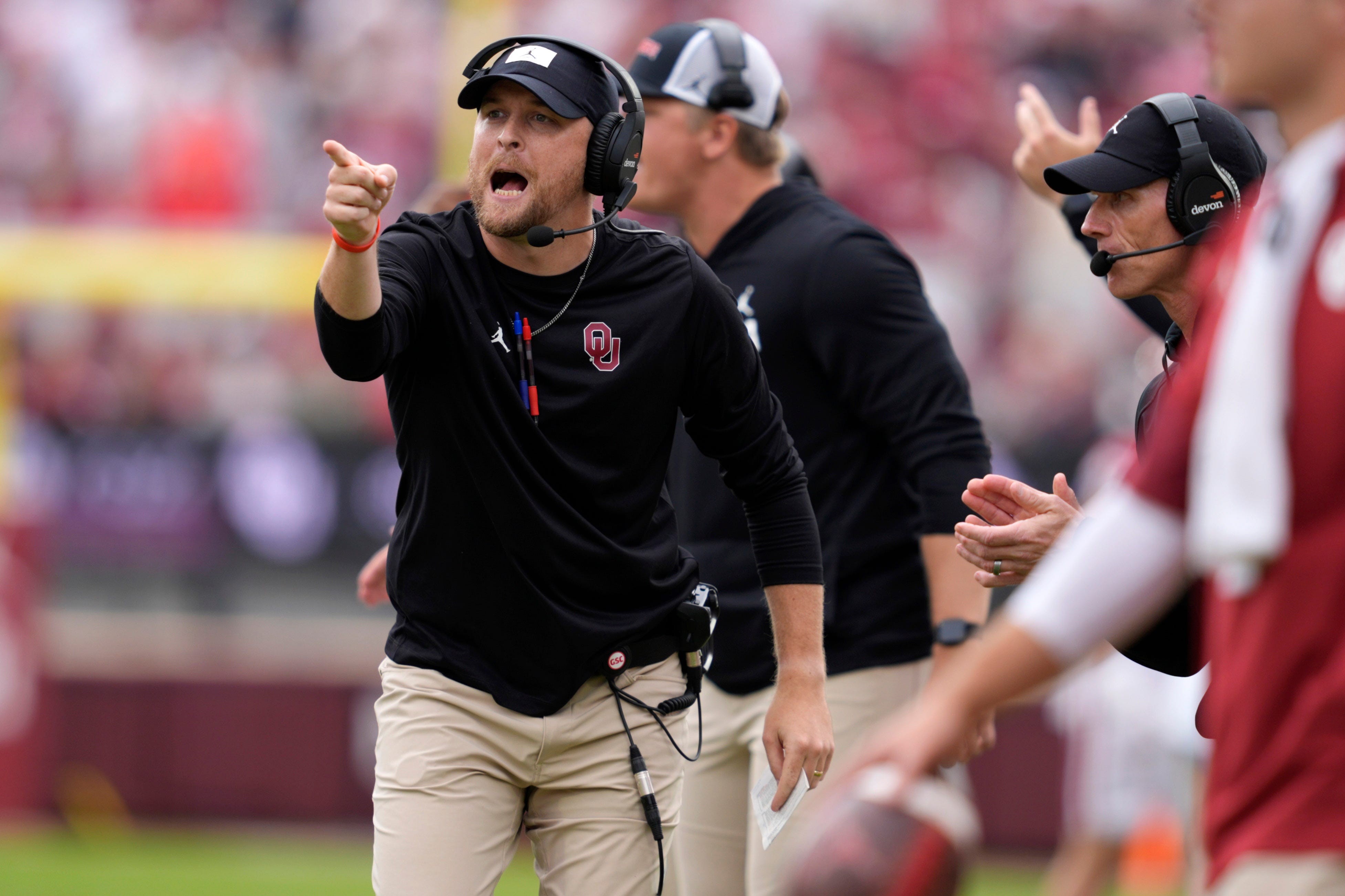 Oklahoma Sooners offensive coordinator Ben Arbuckle