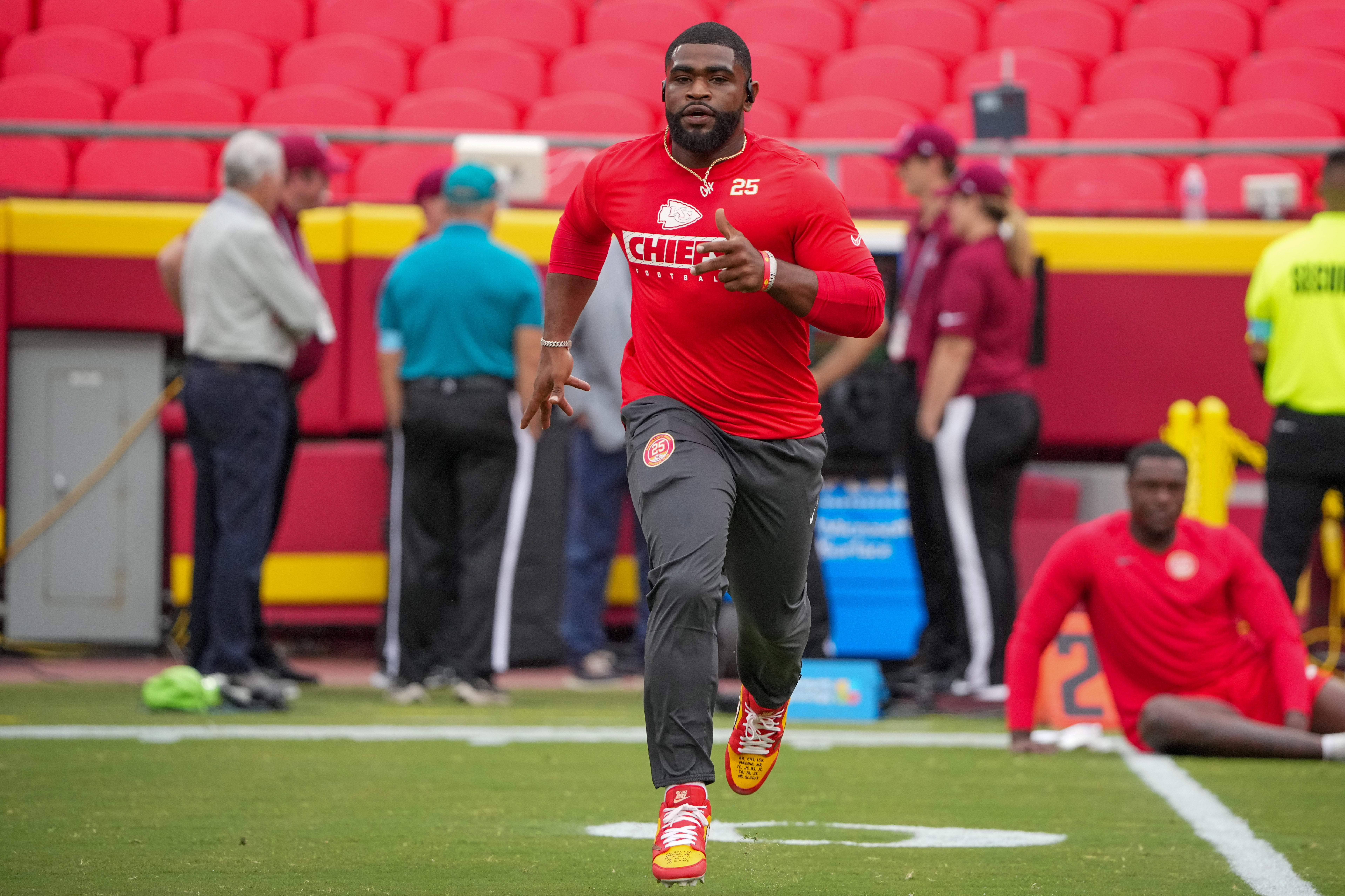 Kansas City Chiefs running back Clyde Edwards-Helaire (25) warms up