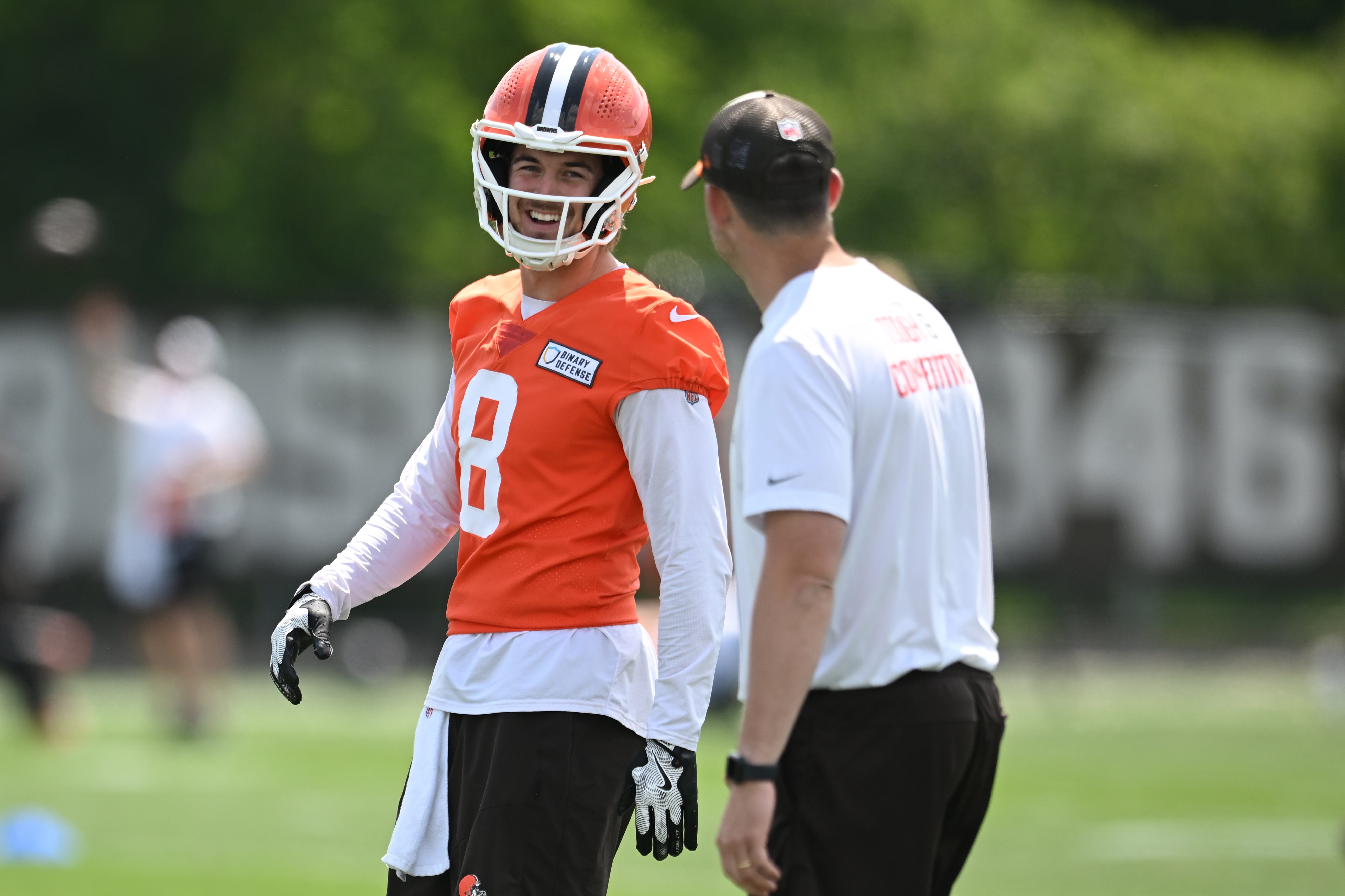 Jun 10, 2025; Berea, OH, USA; Cleveland Browns quarterback Kenny Pickett (8) talks to Cleveland Browns offensive coordinator Tommy Rees during minicamp at CrossCountry Mortgage Campus. Mandatory Credit: Ken Blaze-Imagn Images
