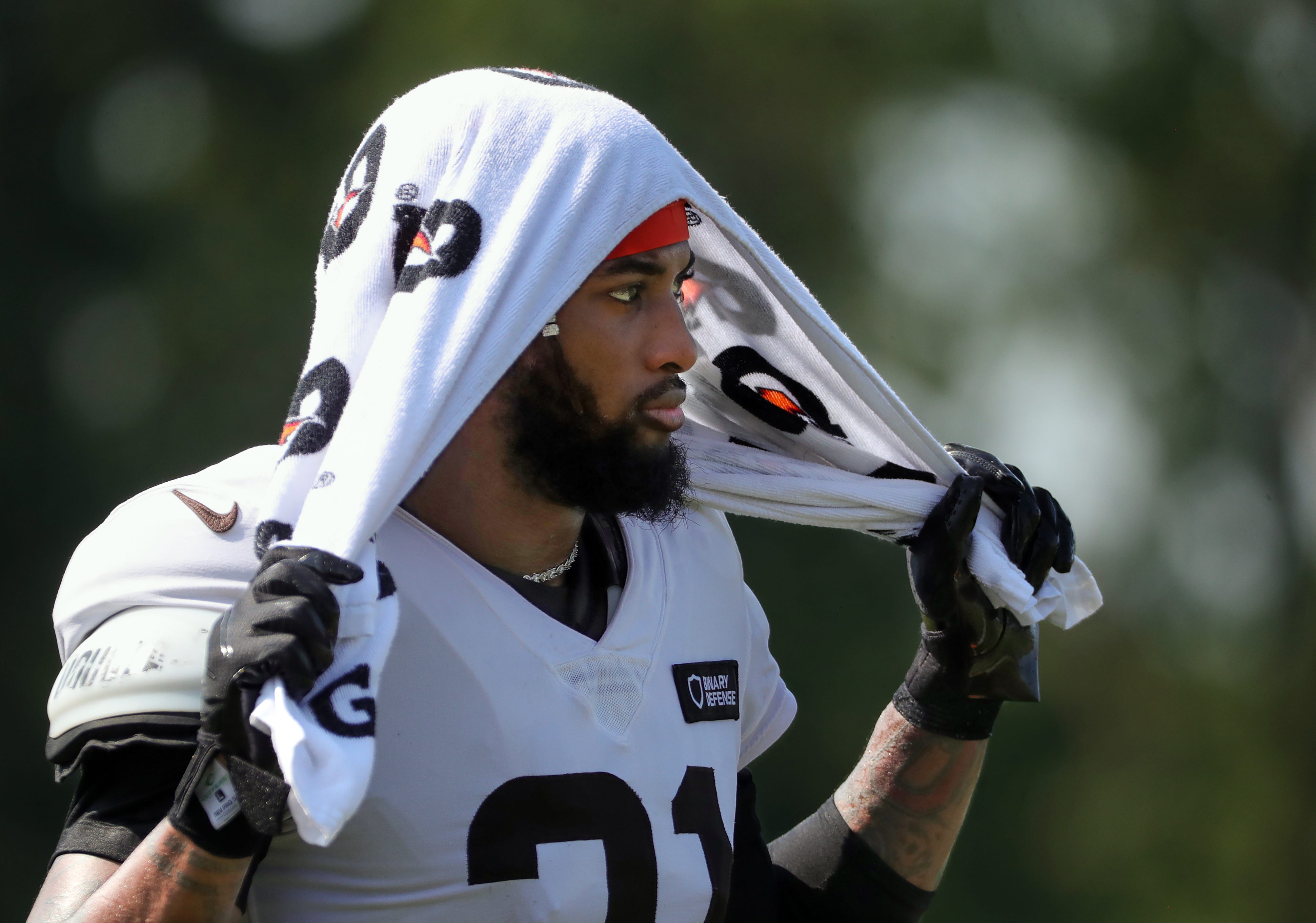 Cleveland Browns cornerback Denzel Ward (21) watches practice from the sideline during NFL training camp at CrossCountry Mortgage Campus, Wednesday, July 30, 2025, in Berea, Ohio.