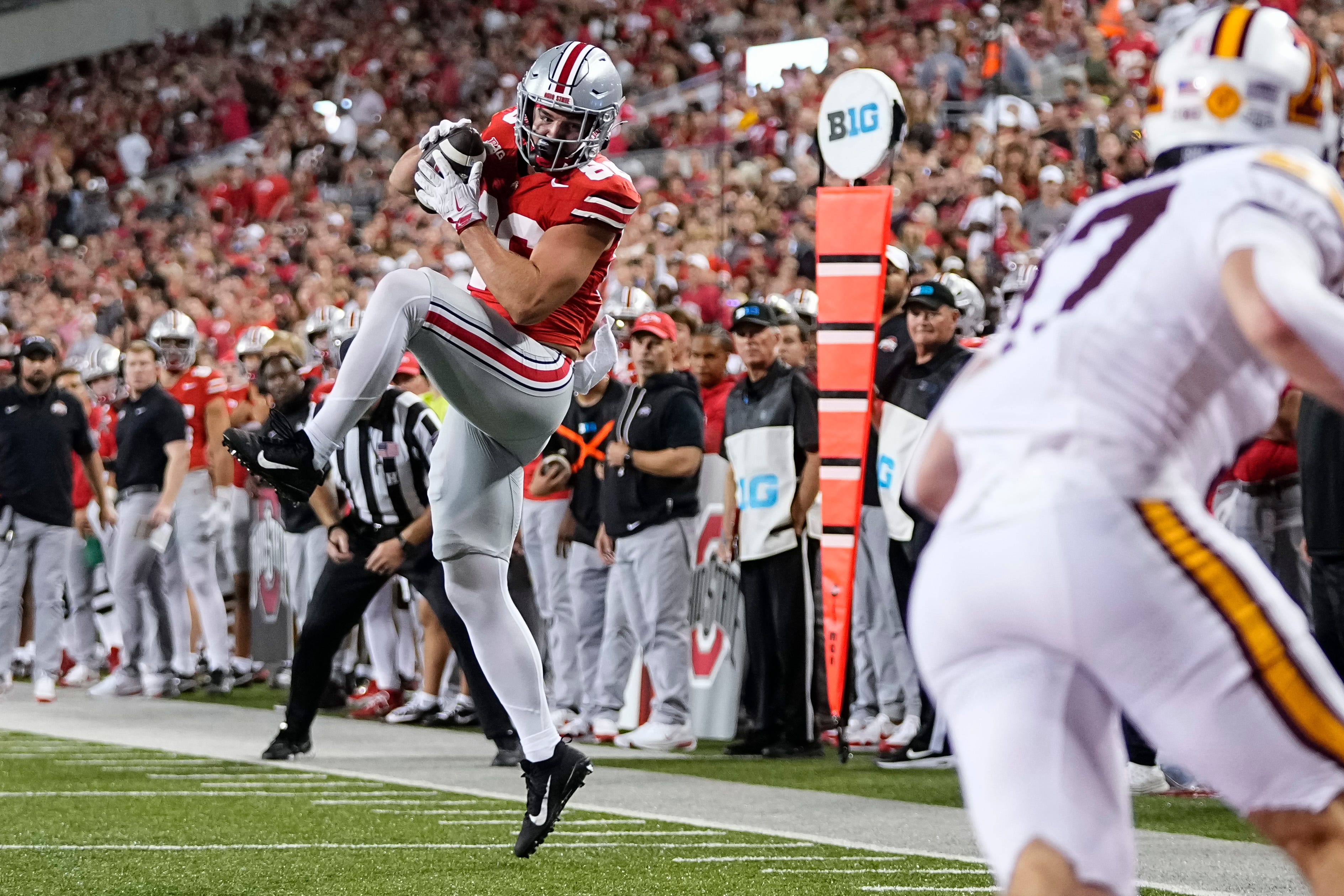 Ohio State Buckeyes tight end Max Klare (86) makes a catch during the NCAA football game against the Minnesota Golden Gophers at Ohio Stadium in Columbus on Oct. 4, 2025.