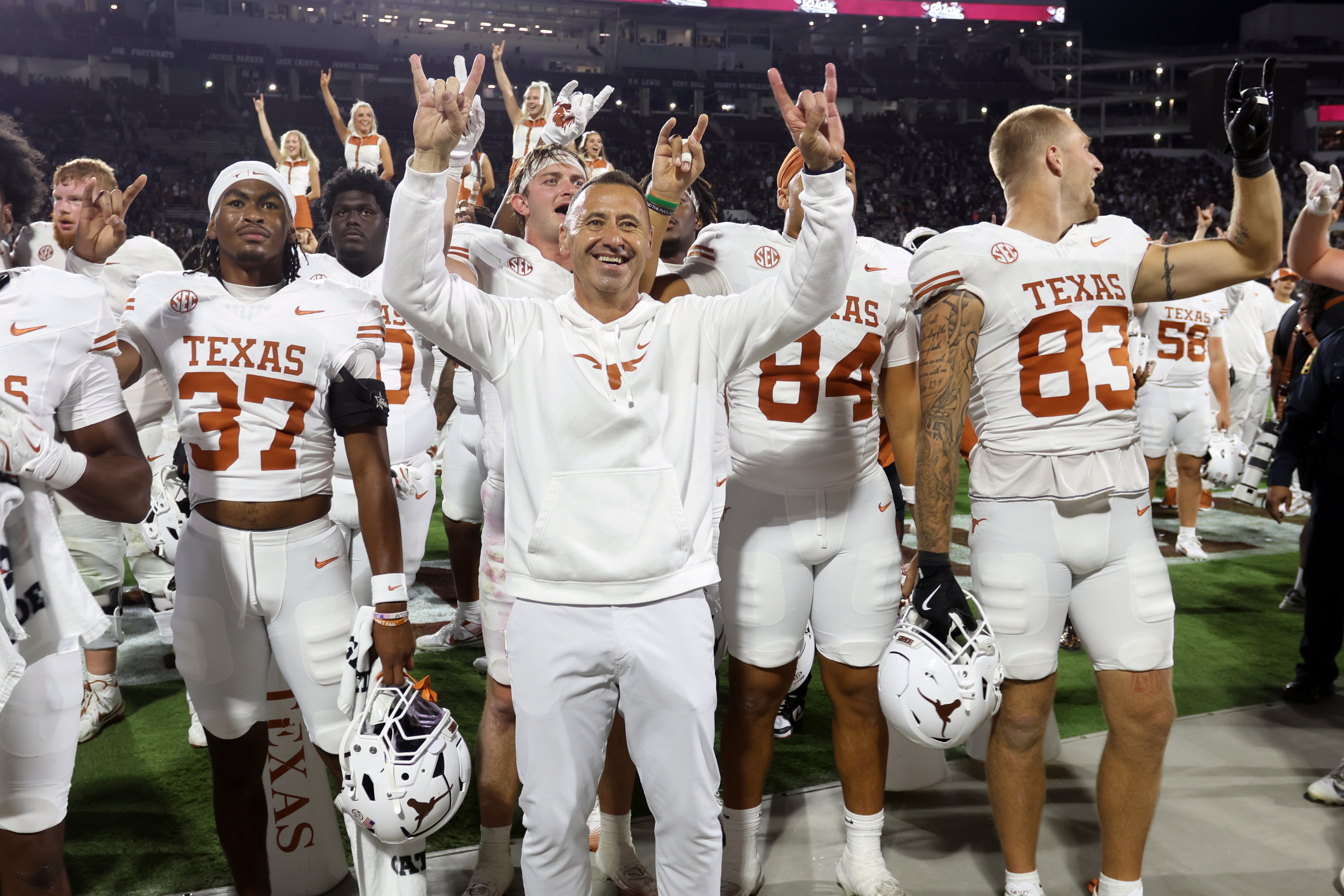 steve sarkisian and the longhorns team