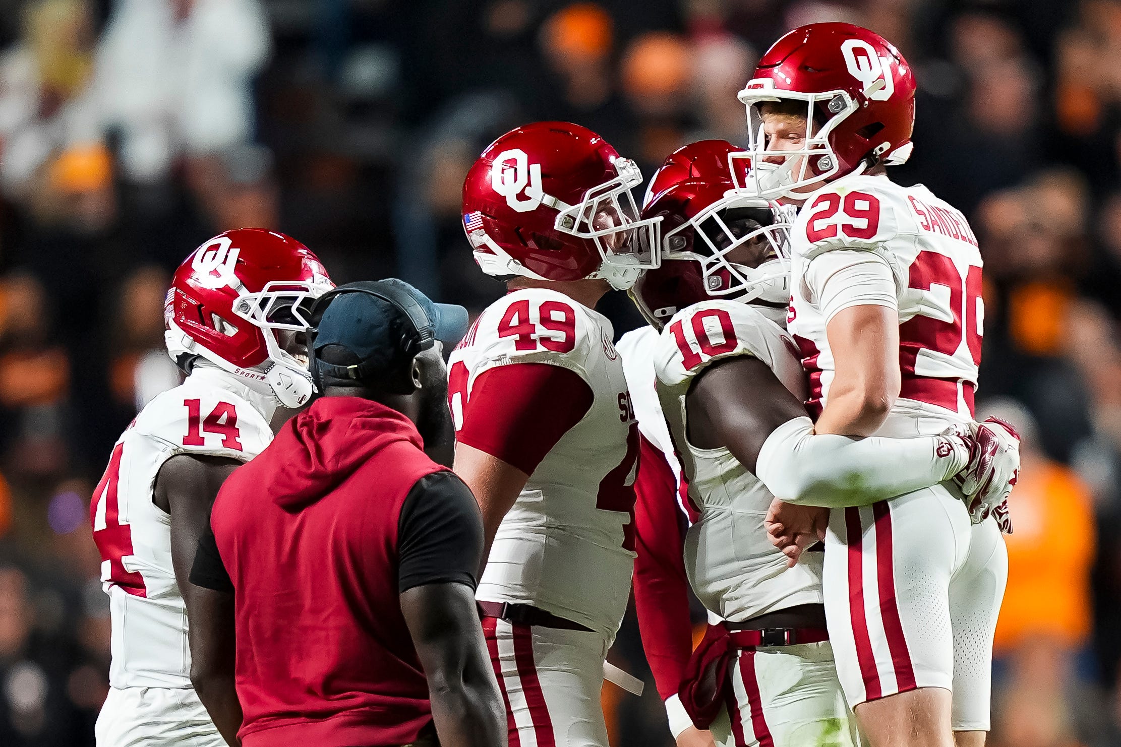 Oklahoma players celebrate Oklahoma kicker Tate Sandell (29) after he made a field goal during a college football game between Tennessee and Oklahoma in Neyland Stadium in Knoxville on Nov. 1, 2025.