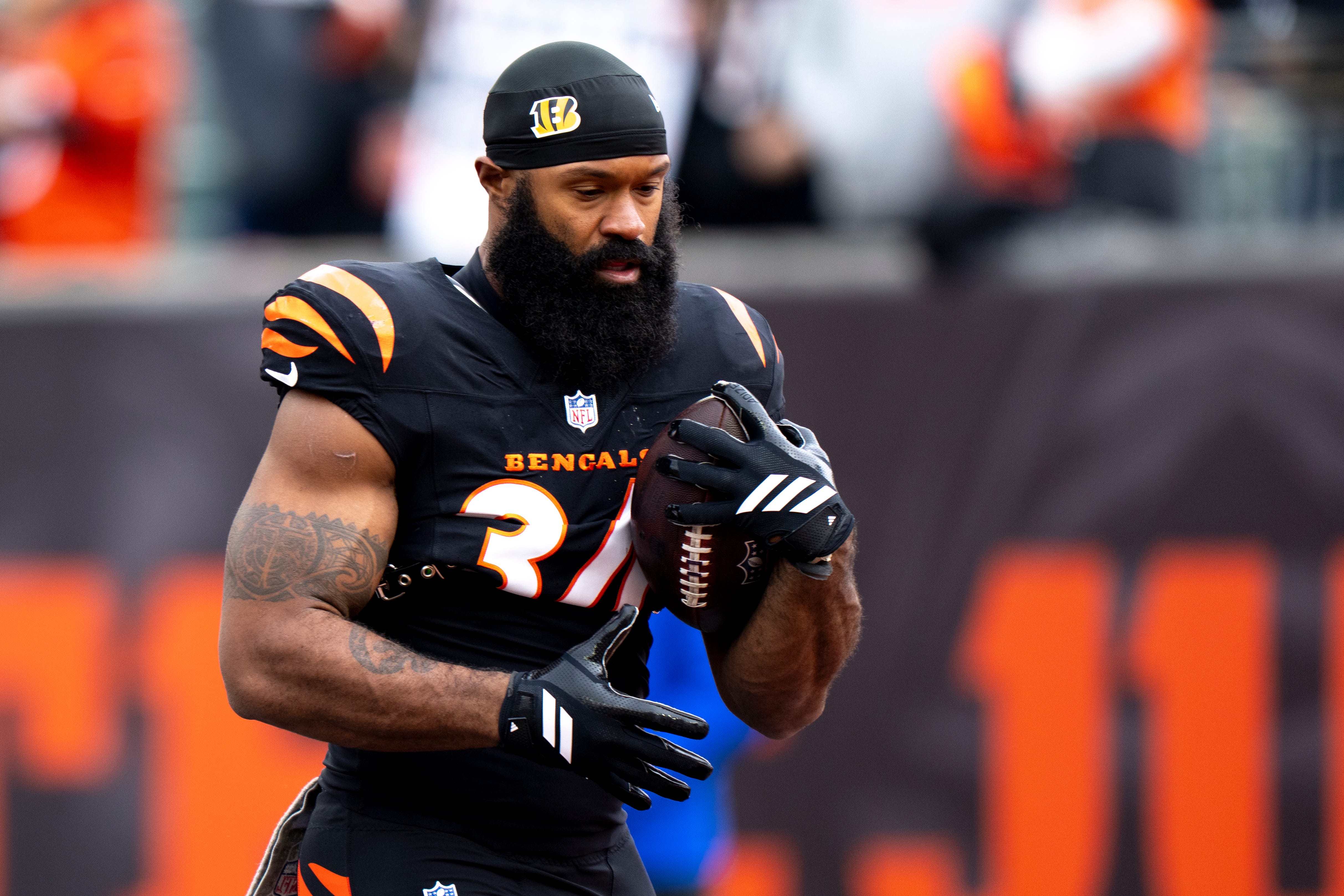 Cincinnati Bengals running back Samaje Perine (34) holds the ball before the NFL football game between Chicago Bears and Cincinnati Bengals at Paycor Stadium in Cincinnati on Nov. 2, 2025.