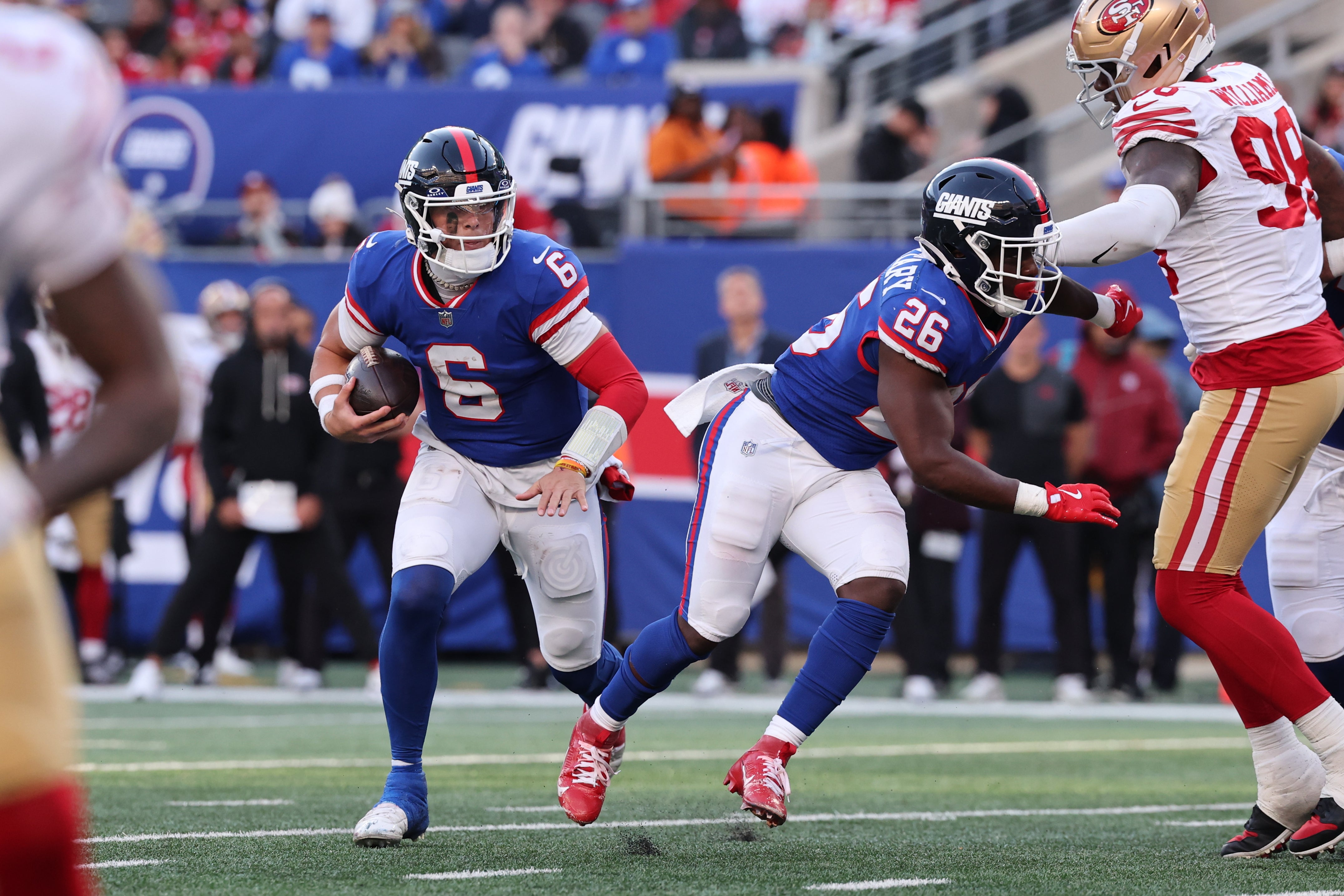Nov 2, 2025; East Rutherford, New Jersey, USA; New York Giants quarterback Jaxson Dart (6) carries the ball for a touchdown against the San Francisco 49ers during the second half at MetLife Stadium.