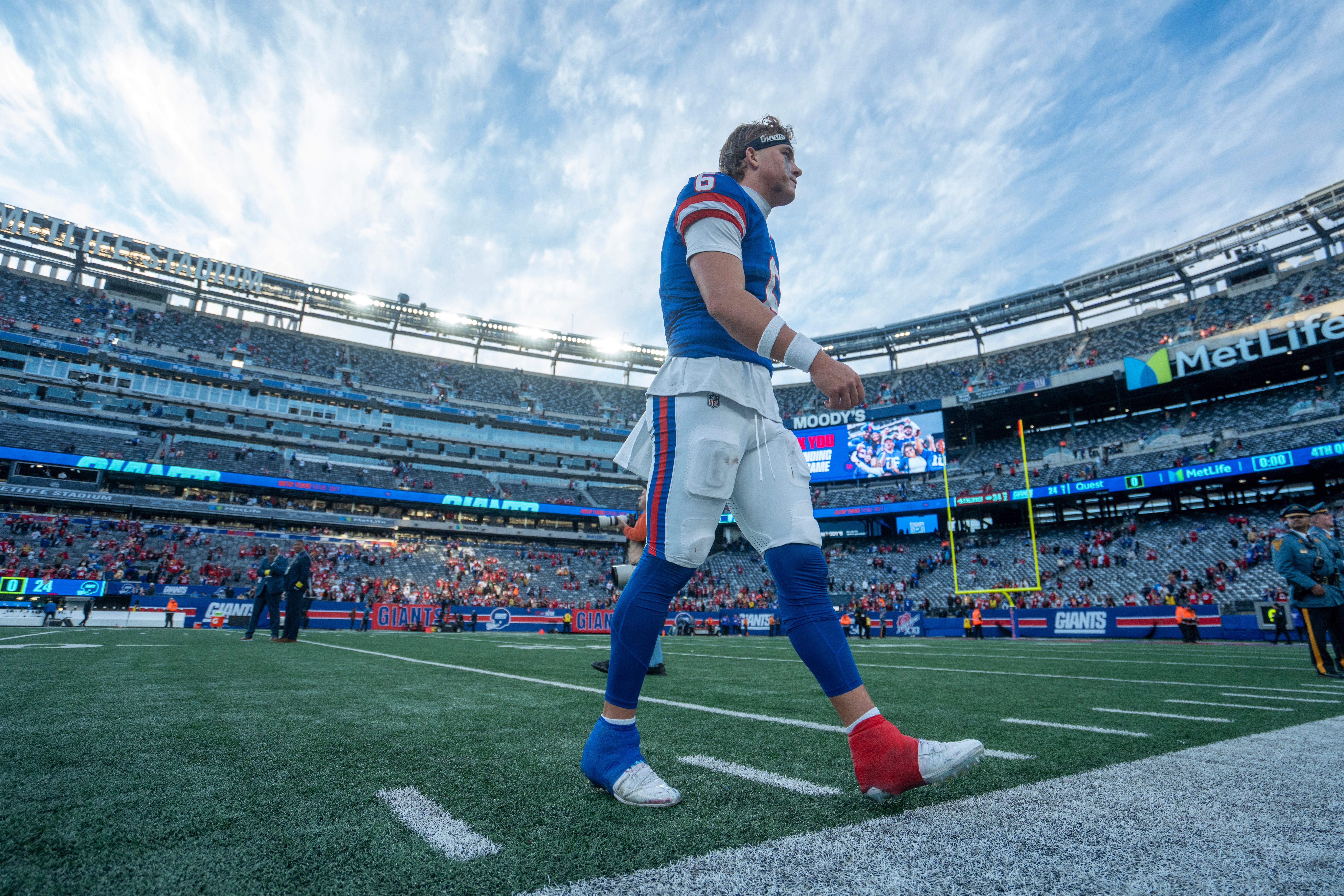 New York Giants quarterback Jaxson Dart (6) walks off the field following a loss after a week 9 game between New York Giants and San Francisco 49ers at MetLife Stadium on Sunday, Nov. 2, 2025.