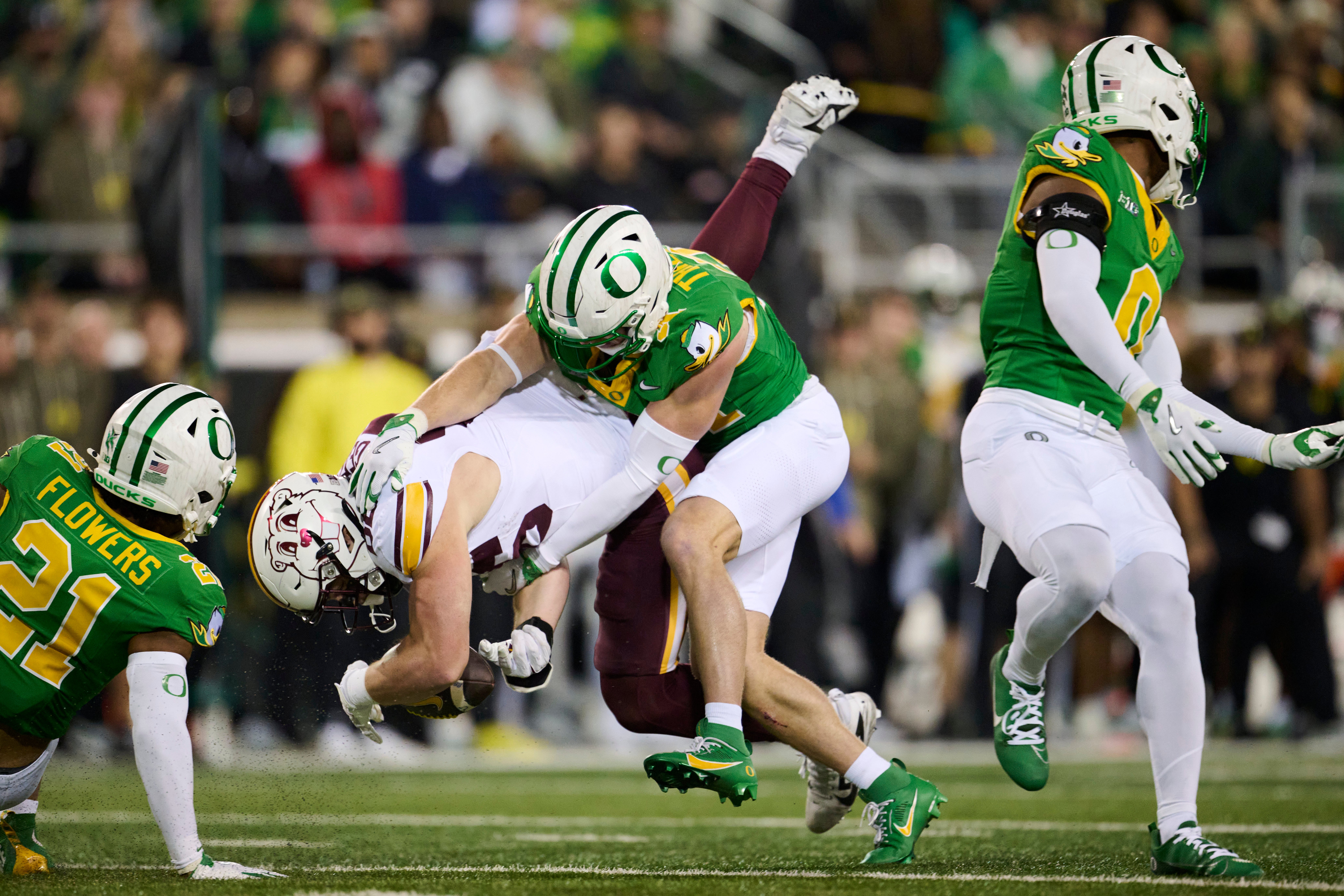 Nov 14, 2025; Eugene, Oregon, USA; Minnesota Golden Gophers tight end Jameson Geers (86) loses control of the ball during the first half against Oregon Ducks defensive back Dillon Thieneman (31) at Autzen Stadium. Mandatory Credit: Troy Wayrynen-Imagn Images