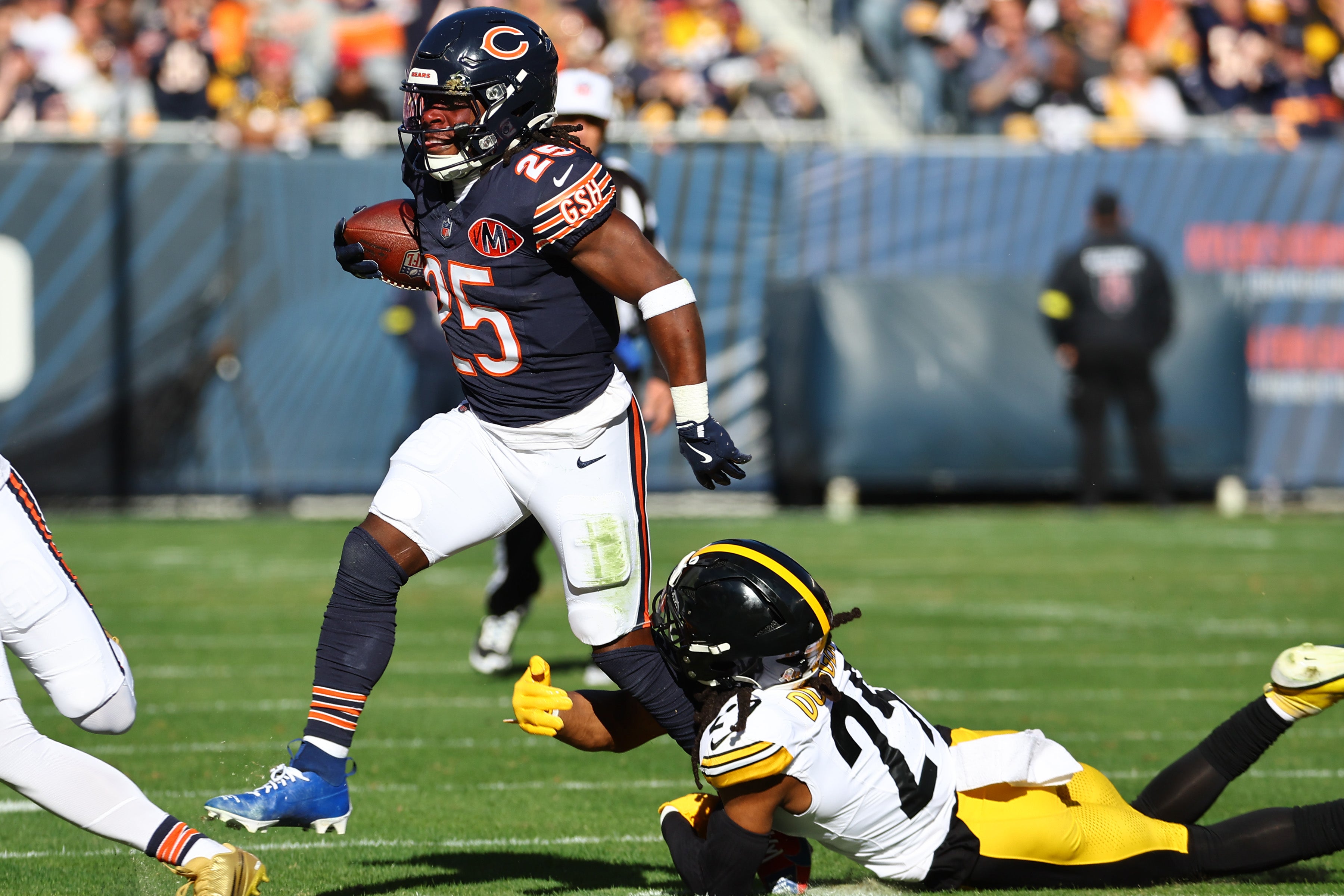 Nov 23, 2025; Chicago, Illinois, USA; Chicago Bears running back Kyle Monangai (25) rushes the ball against the Pittsburgh Steelers during the first half at Soldier Field.