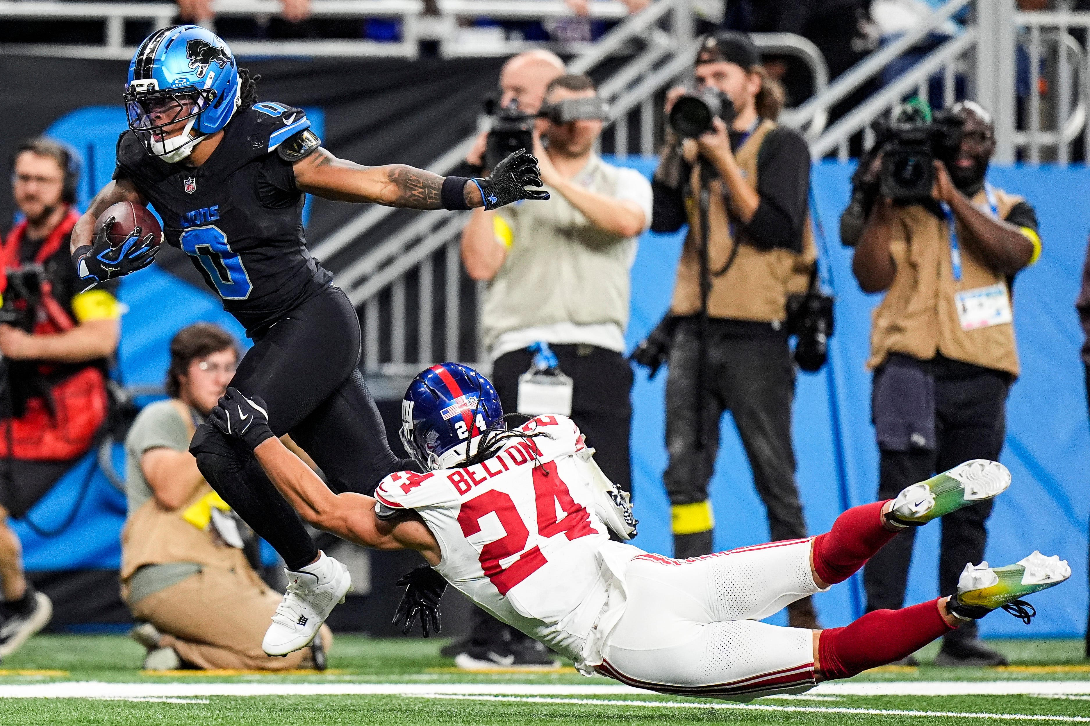 Detroit Lions running back Jahmyr Gibbs (0) runs against New York Giants safety Dane Belton (24) during the first half at Ford Field in Detroit on Sunday, Nov. 23, 2025.