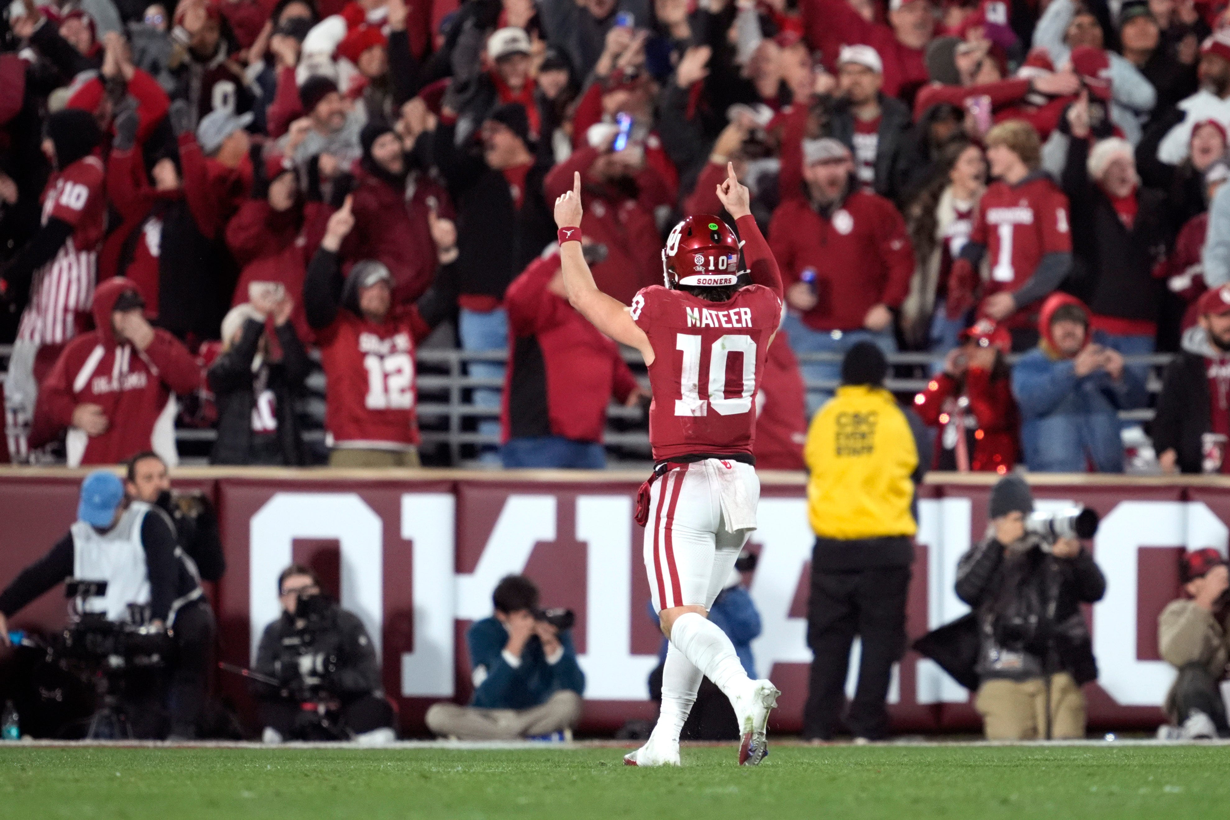 Oklahoma Sooners quarterback John Mateer transfer portal wide receivers