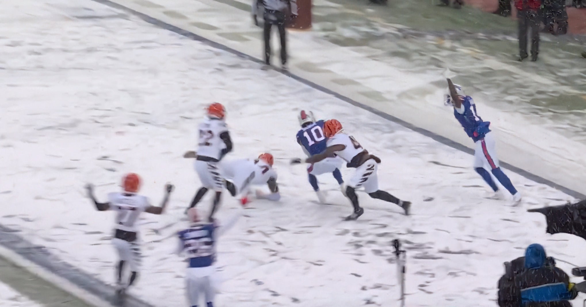 Buffalo Bills quarterback Josh Allen throws a touchdown to Khalil Shakir in the first half against the CIncinatti Bengals