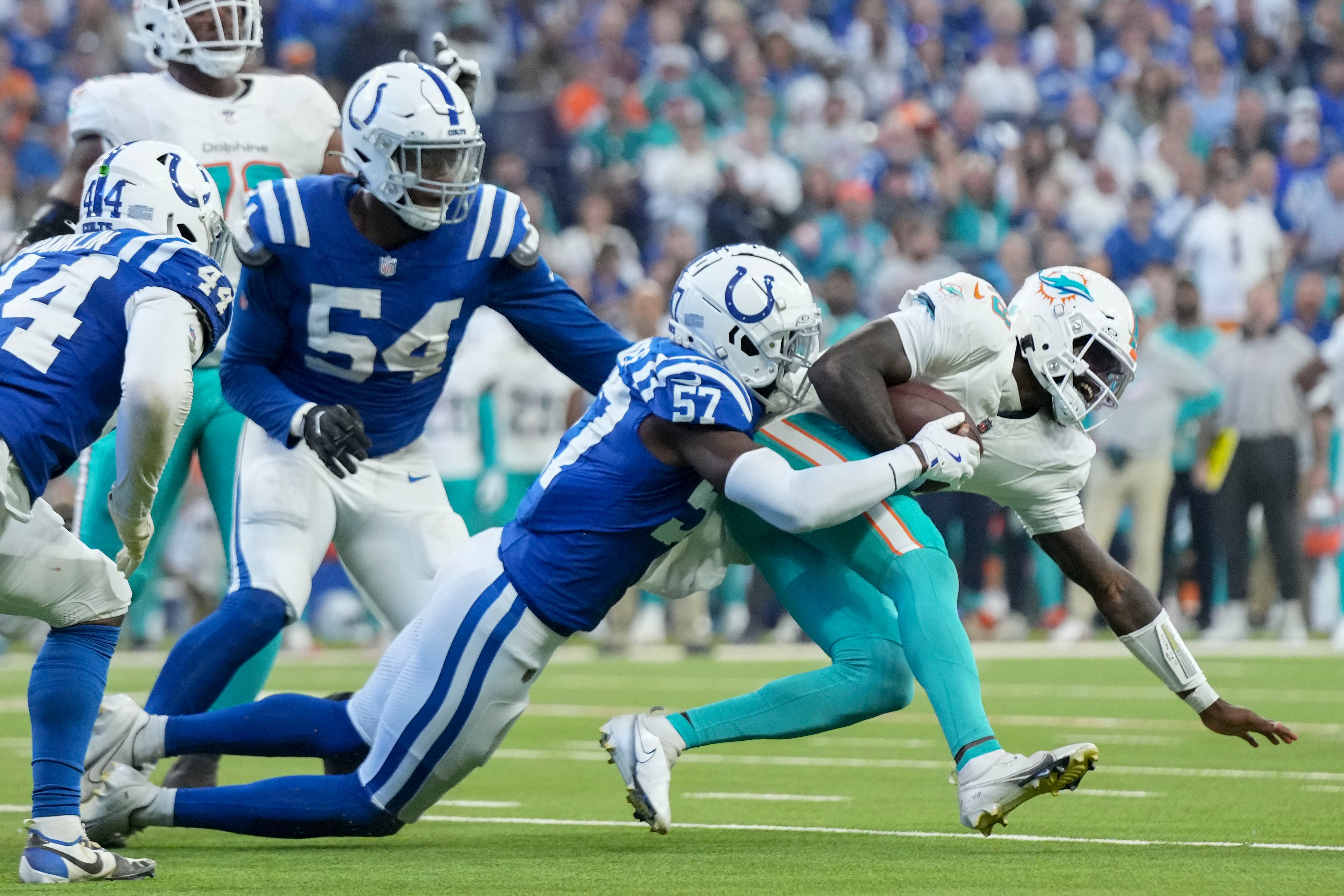 Colts LB Jaylon Carlies makes a tackle