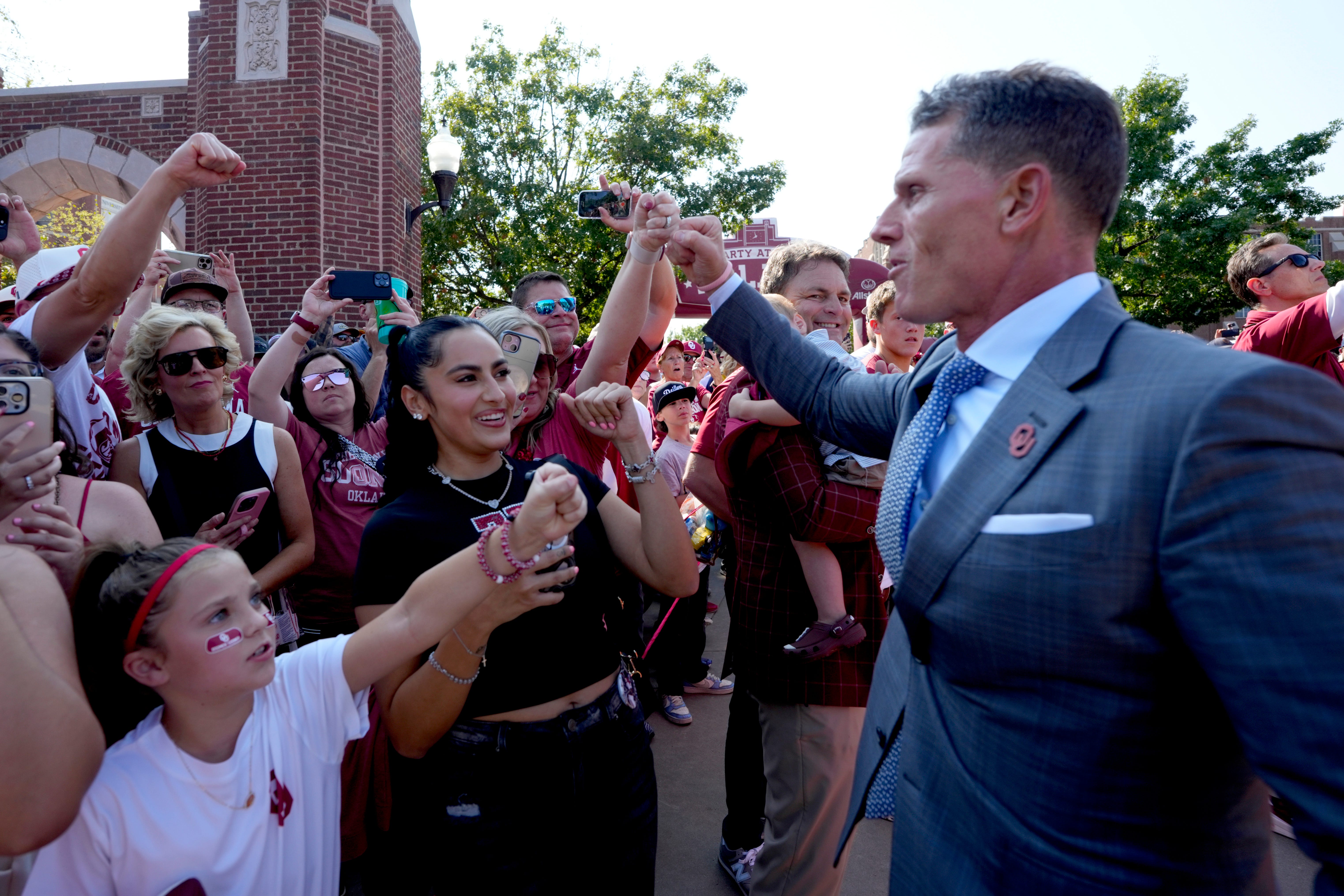 Oklahoma Sooners head coach Brent Venables