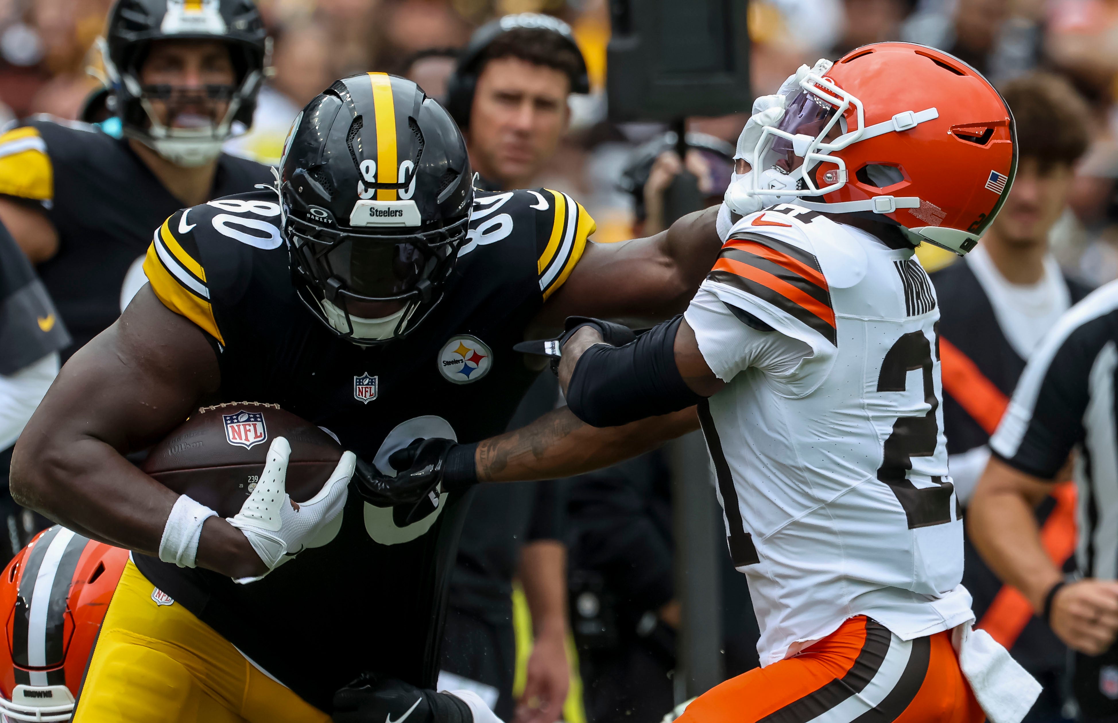 Oct 12, 2025; Pittsburgh, Pennsylvania, USA; Pittsburgh Steelers tight end Darnell Washington (80) stiff arms Cleveland Browns cornerback Denzel Ward (21) during the second quarter at Acrisure Stadium.