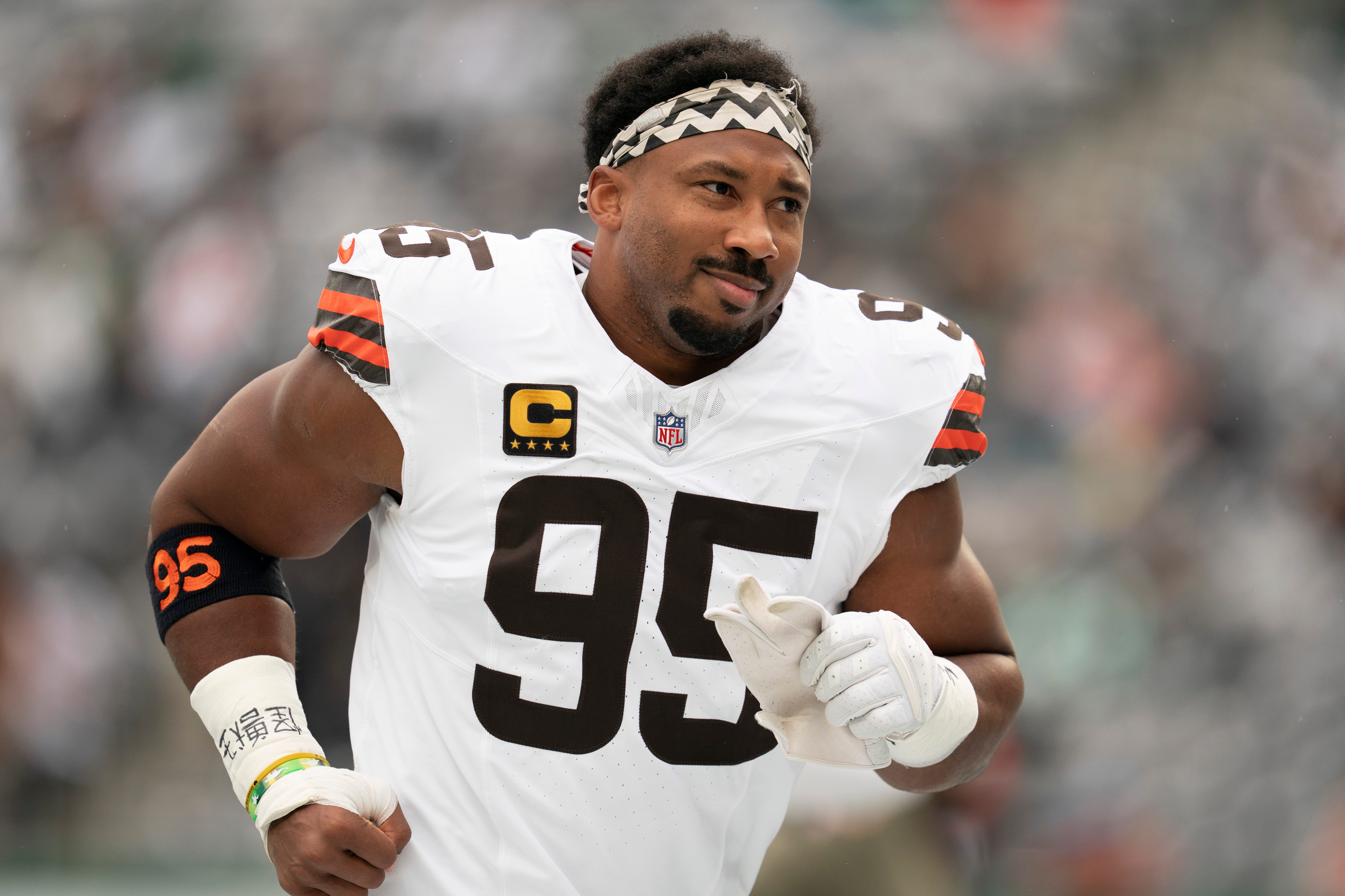 Cleveland Browns defensive end Myles Garrett (95) warms up before an NFL Week 10 game between the New York Jets and the Cleveland Browns at MetLife Stadium on Sunday, Nov. 9, 2025.