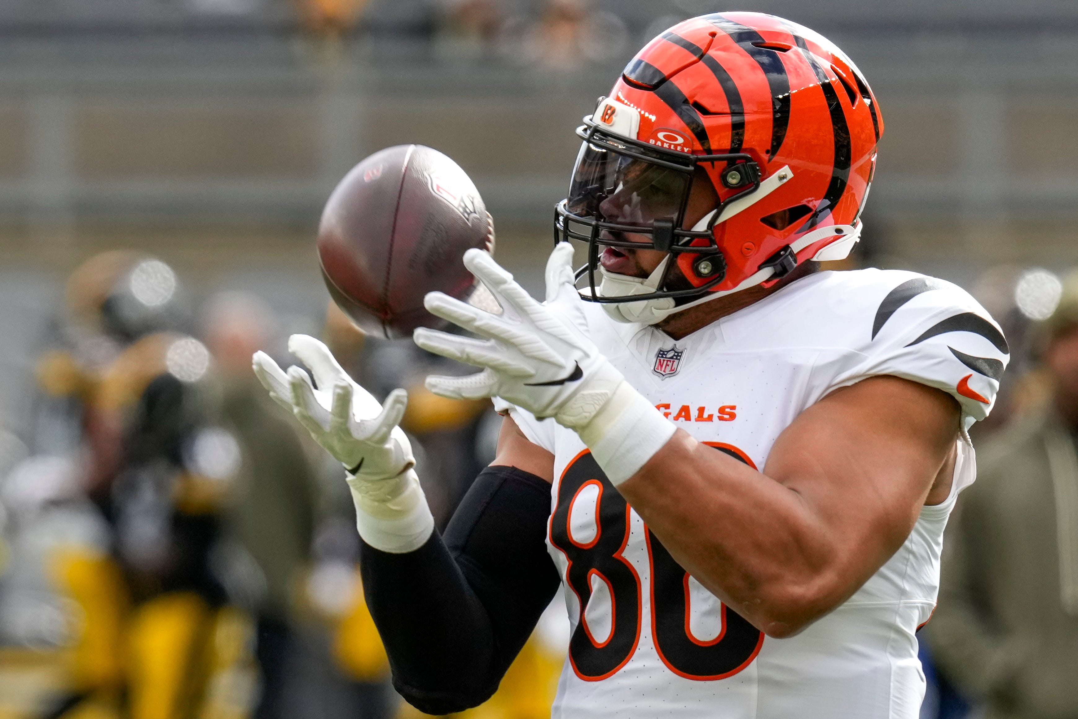 Cincinnati Bengals tight end Noah Fant (86) catches a pass during warmups before the first quarter of the NFL Week 11 game between the Pittsburgh Steelers and the Cincinnati Bengals at Acrisure Stadium in Pittsburgh on Sunday, Nov. 16, 2025.