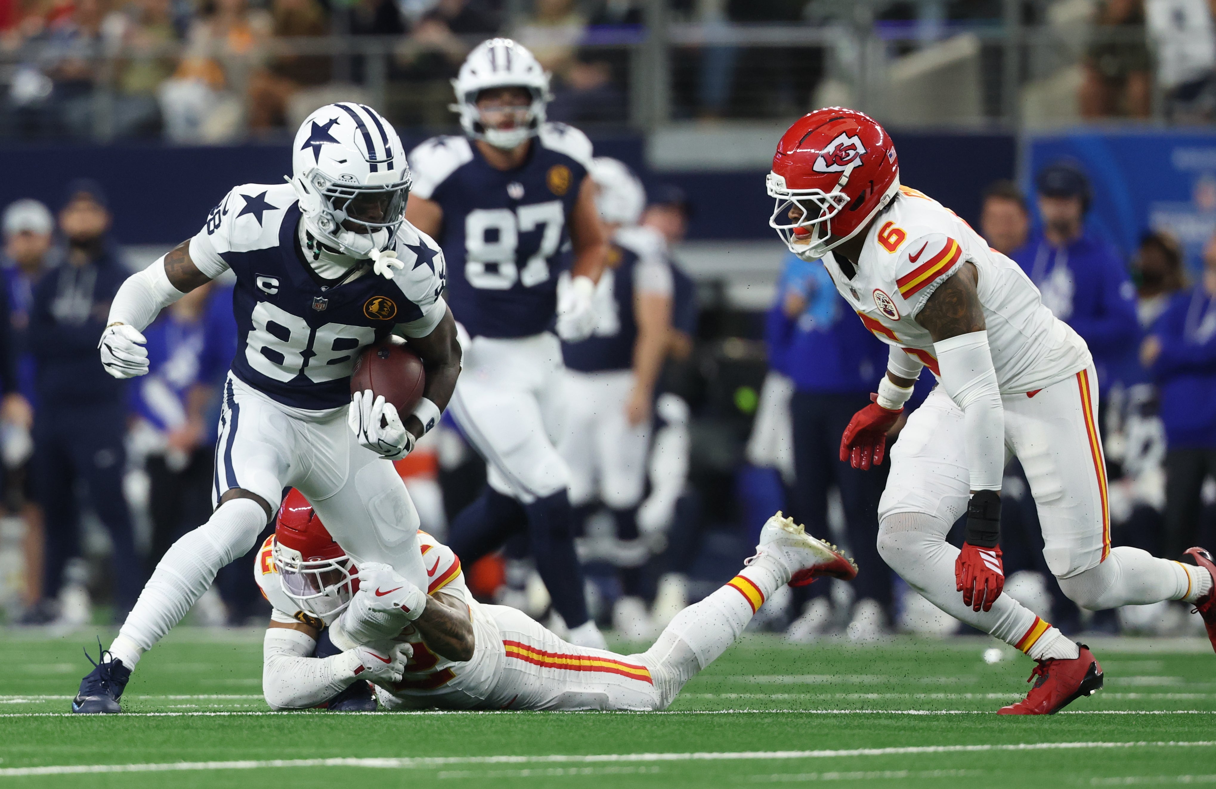 Nov 27, 2025; Arlington, Texas, USA; Dallas Cowboys wide receiver CeeDee Lamb (88) carries the ball against Kansas City Chiefs cornerback Trent McDuffie (22) during the first quarter at AT&T Stadium.